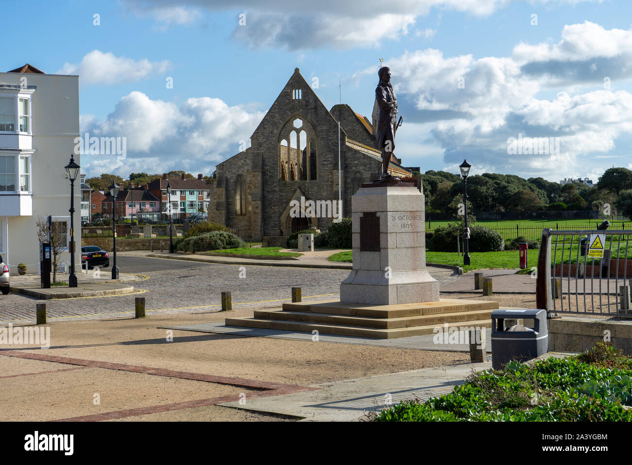 Die königliche Garnison Kirche in Portsmouth mit einer Statue von Admiral Nelson Stockfoto