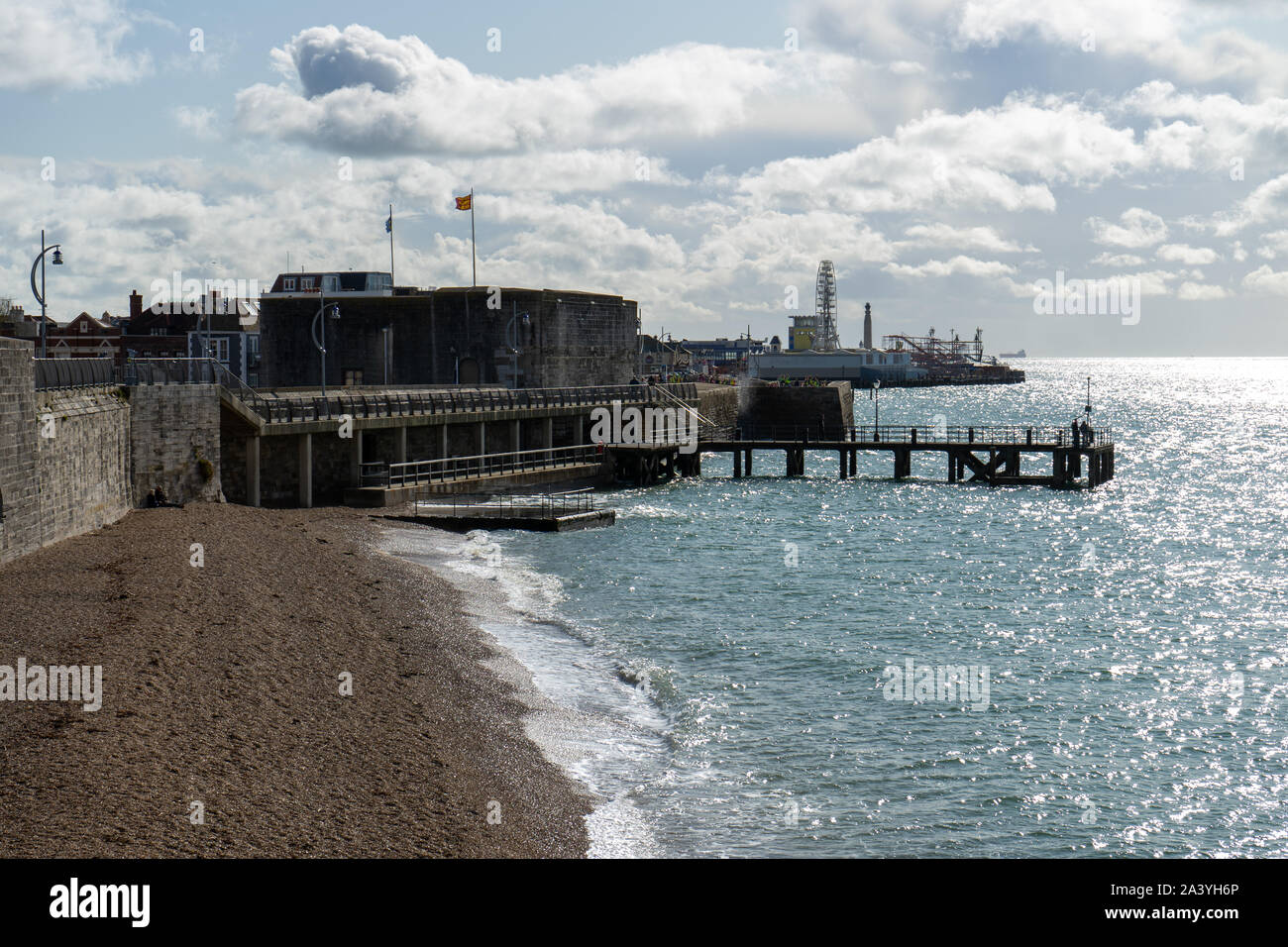 Hotwalls der quadratische Turm und Clarence Pier in Portsmouth, Portsmouth, Großbritannien Stockfoto