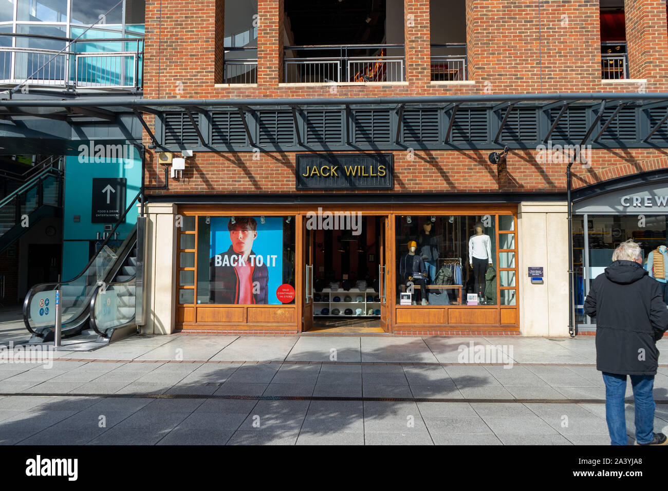 Das Äußere oder die Fassade eines Jack will Kleider Stores in Portsmouth Gunwharf Quays Stockfoto