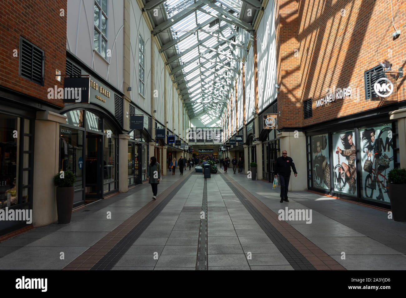 Käufer zu Fuß durch die Outlet Shopping Center im britischen Portsmouth Gunwharf Quays Stockfoto