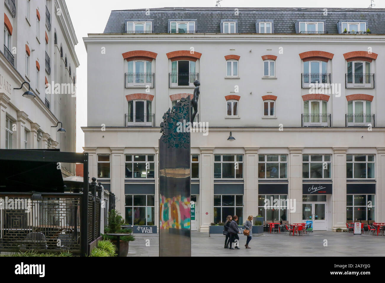 Wohn- und Geschäftshäuser rund um die Fußgängerzone in Belfast. Menschen zu Fuß in die Fußgängerzone von St. Anne's Square. Stockfoto