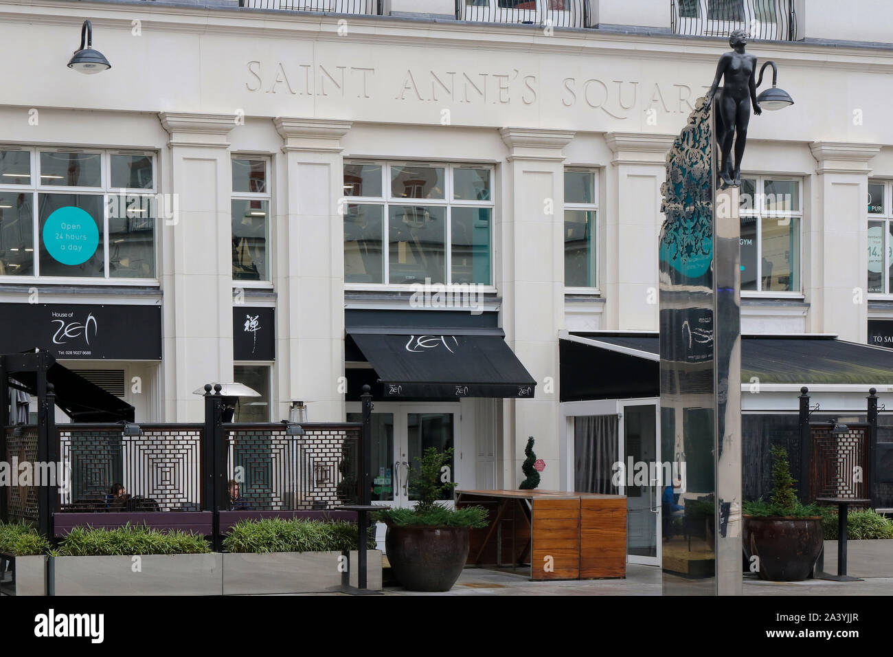 Außenansicht des Hauses des Zen in St Anne's Square, Cathedral Quarter Belfast mit Leuten außerhalb der Belfast asiatische Küche Restaurant sitzen. Stockfoto