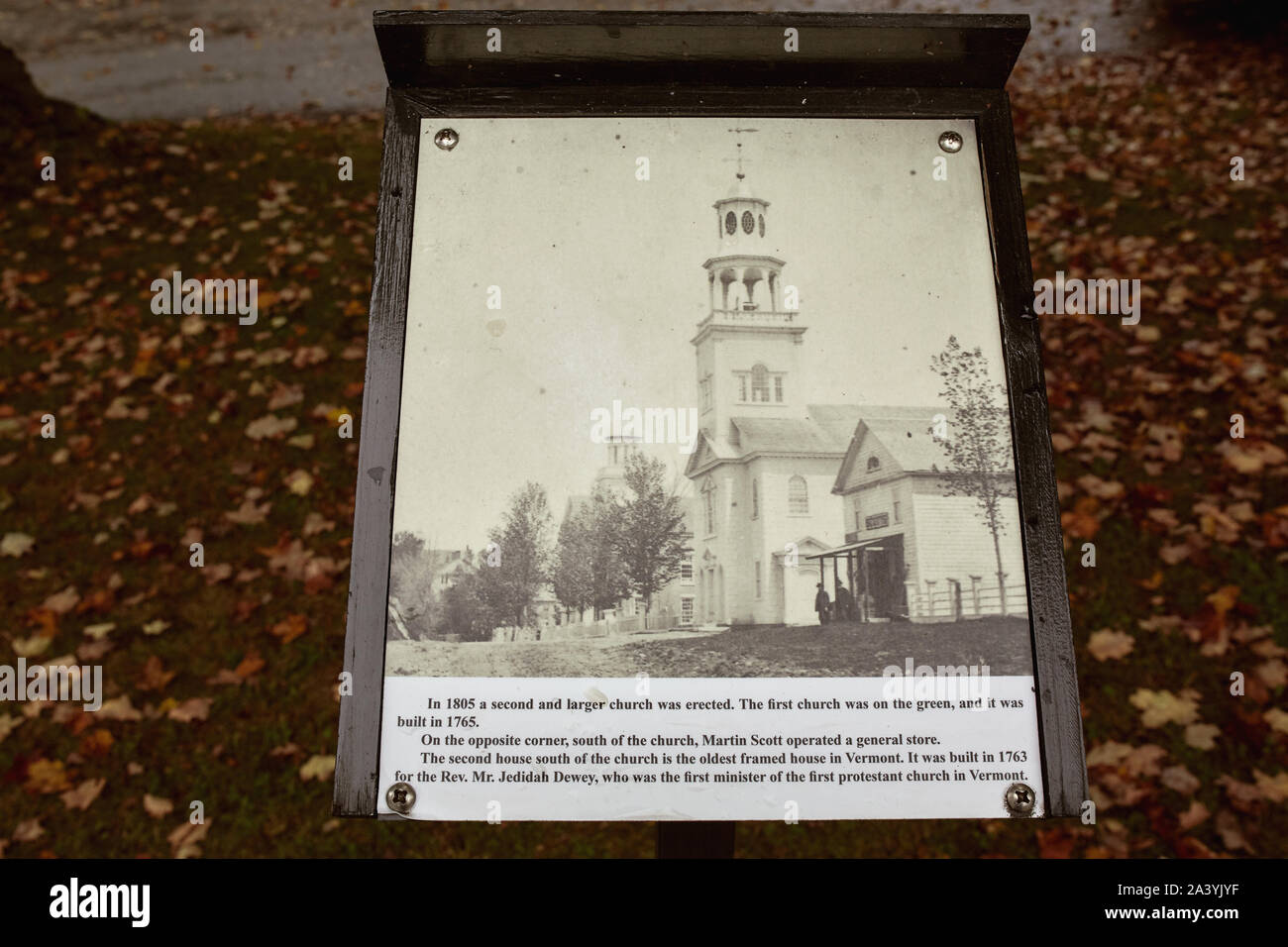 Bennington, Vermont - Oktober 1st, 2019: Schilder am Eingang der ersten Gemeindekirche von Bennington an einem kalten, Herbst Tag. (Die alte Erste Kirche) Stockfoto