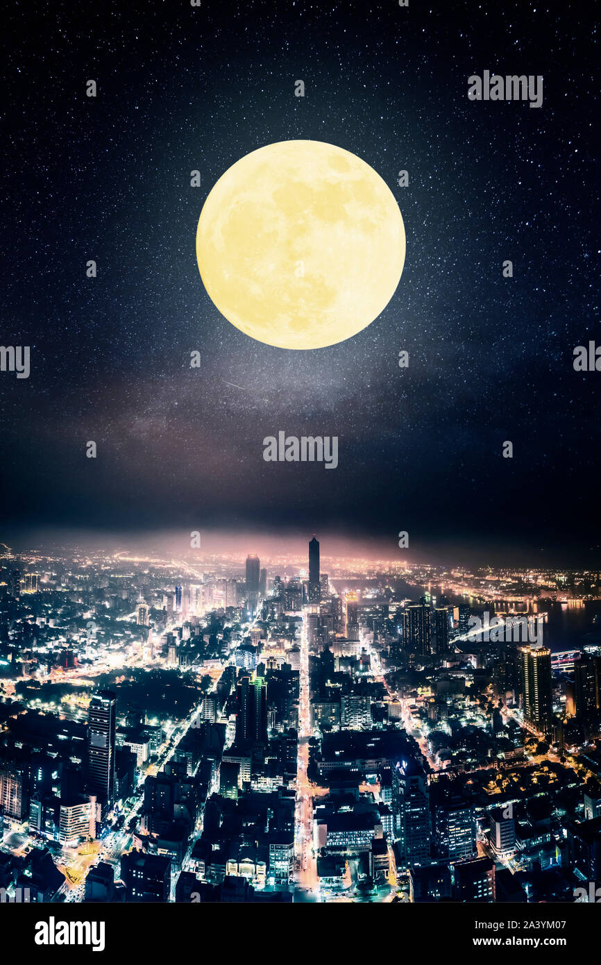Luftaufnahme der Stadt bei Nacht mit Vollmond Stockfoto
