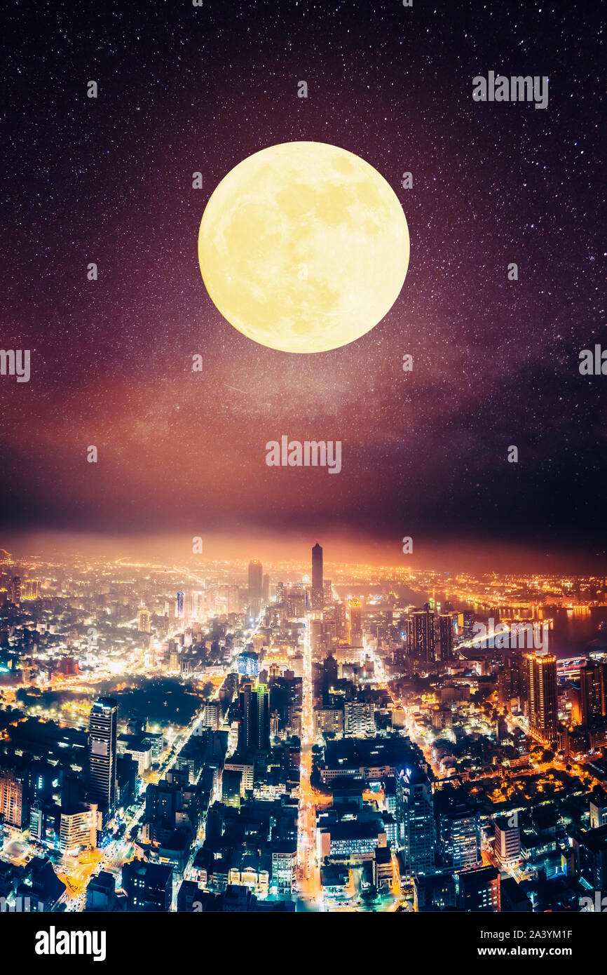 Luftaufnahme der Stadt bei Nacht mit Vollmond Stockfoto