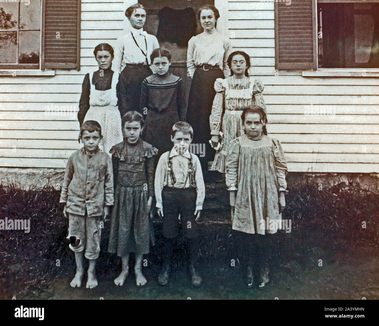 Lehrer mit Schülern außerhalb einer - Raum-Schulhaus in Concord, New Hampshire, USA, ca. 1900. Stockfoto