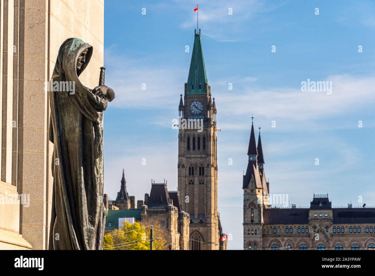 Ottawa, CA - 9. Oktober 2019: Statue Ivstitia (Gerechtigkeit) vor der Oberste Gerichtshof von Kanada mit kanadischen Parlament im Hintergrund. Stockfoto