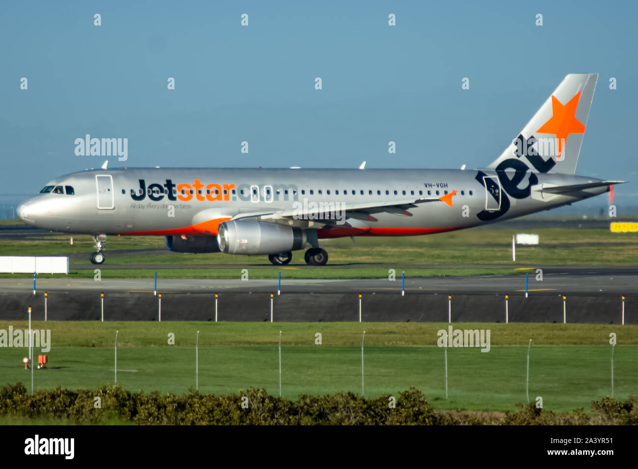 Jetstar, Airbus A320, das Rollen vor dem Internationalen Flughafen Auckland Stockfoto