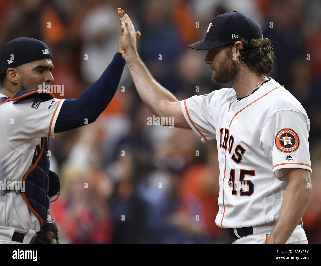 Houston, USA. 10 Okt, 2019. Houston Astros Krug Gerrit Cole (45) High Fives catcher Martin Maldonado nach Abschluss des achten Inning gegen die Tampa Bay Rays während der Alds Spiel Fünf im Minute Maid Park in Houston, Texas am 10. Oktober 2019. Der Gewinner wird auf der New York Yankees in der American League Championship Series. Foto von trask Smith/UPI Quelle: UPI/Alamy leben Nachrichten Stockfoto