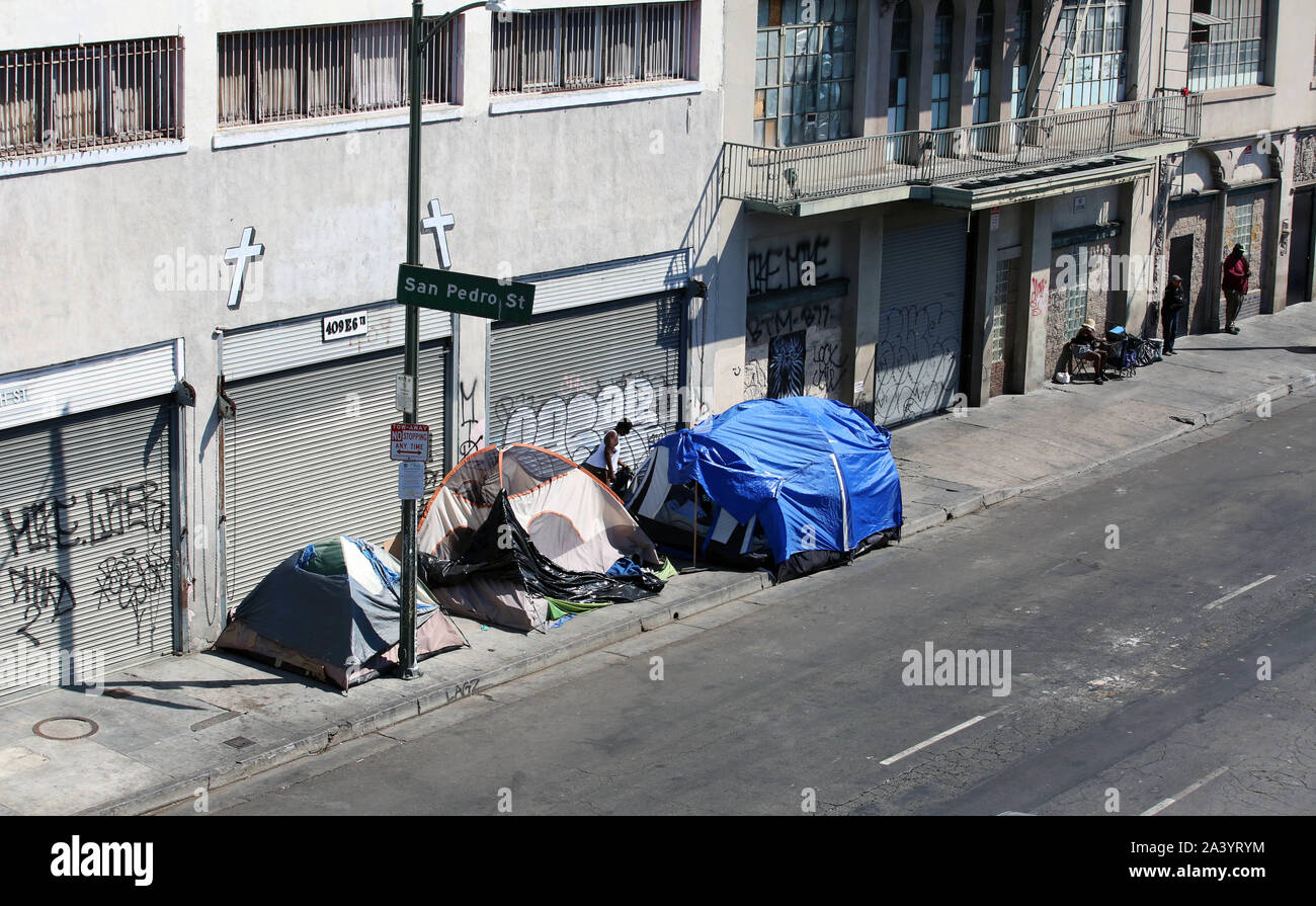 Los Angeles, Kalifornien, USA. 5. Okt, 2019. Skid Row ist eine Fläche von ca. 50 Quadratmeter großen Blöcke gerade östlich der Innenstadt von Los Angeles. Auch als zentrale Stadt Osten, in der Gegend bekannt ist, hat eine lange Geschichte als Wohngegend für diejenigen mit der geringsten. Skid Row enthält eine der größten stabile Populationen (zwischen 5.000 und 10.000) von Obdachlosen in den Vereinigten Staaten. Credit: Katrina Kochneva/ZUMA Draht/Alamy leben Nachrichten Stockfoto