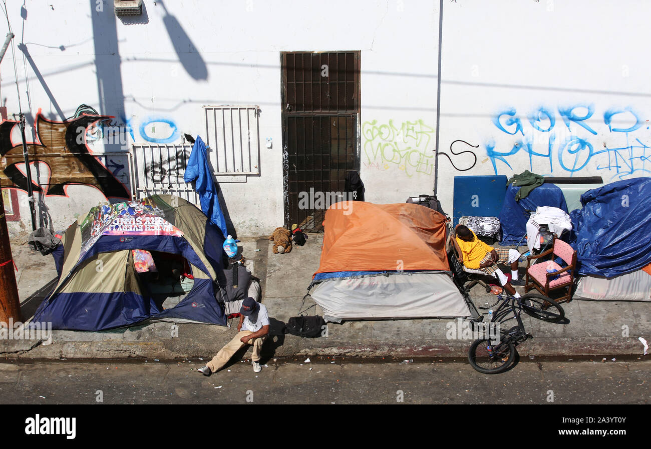 Los Angeles, Kalifornien, USA. 5. Okt, 2019. Skid Row ist eine Fläche von ca. 50 Quadratmeter großen Blöcke gerade östlich der Innenstadt von Los Angeles. Auch als zentrale Stadt Osten, in der Gegend bekannt ist, hat eine lange Geschichte als Wohngegend für diejenigen mit der geringsten. Skid Row enthält eine der größten stabile Populationen (zwischen 5.000 und 10.000) von Obdachlosen in den Vereinigten Staaten. Credit: Katrina Kochneva/ZUMA Draht/Alamy leben Nachrichten Stockfoto
