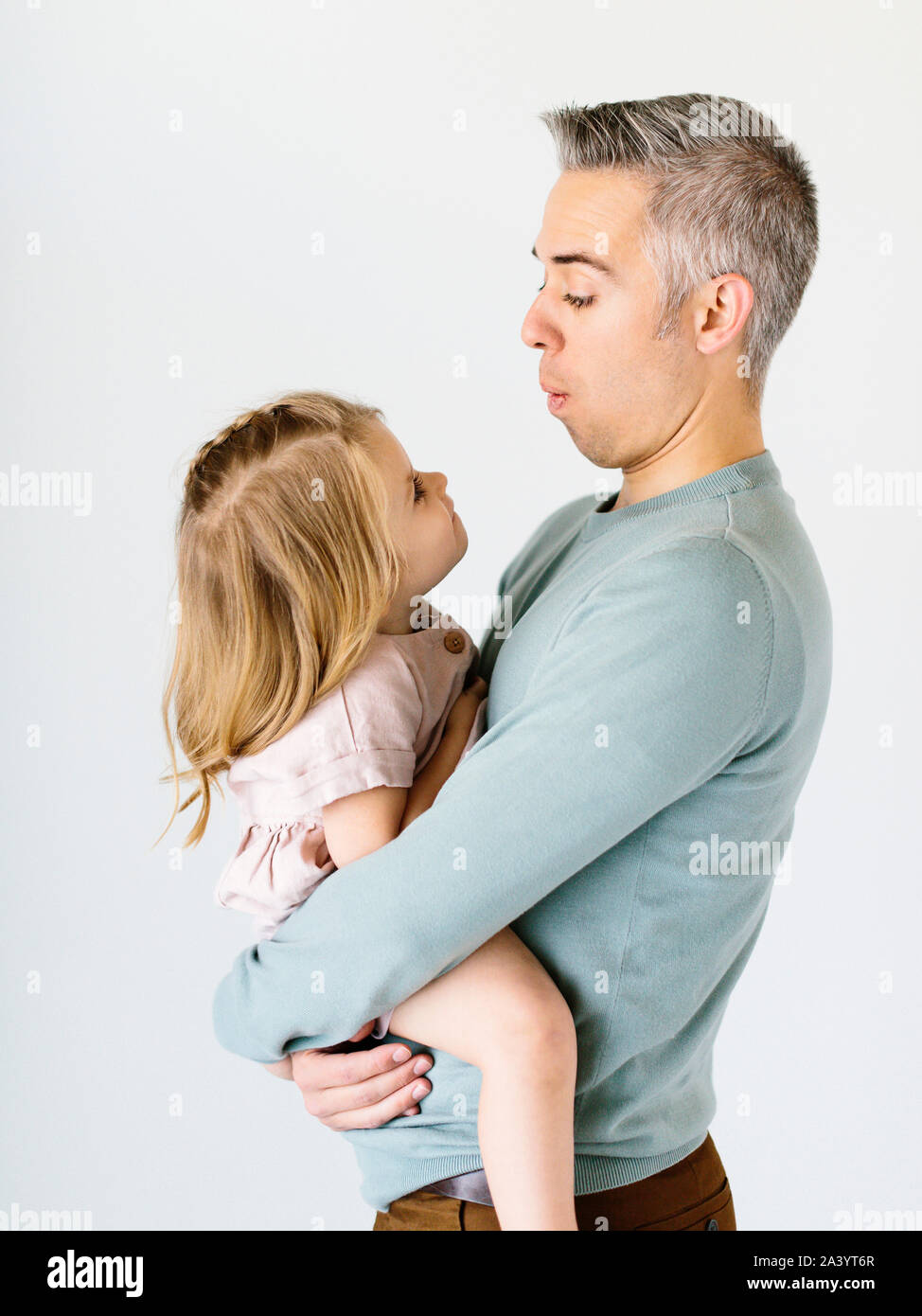 Mann, der an seine Tochter Stockfoto