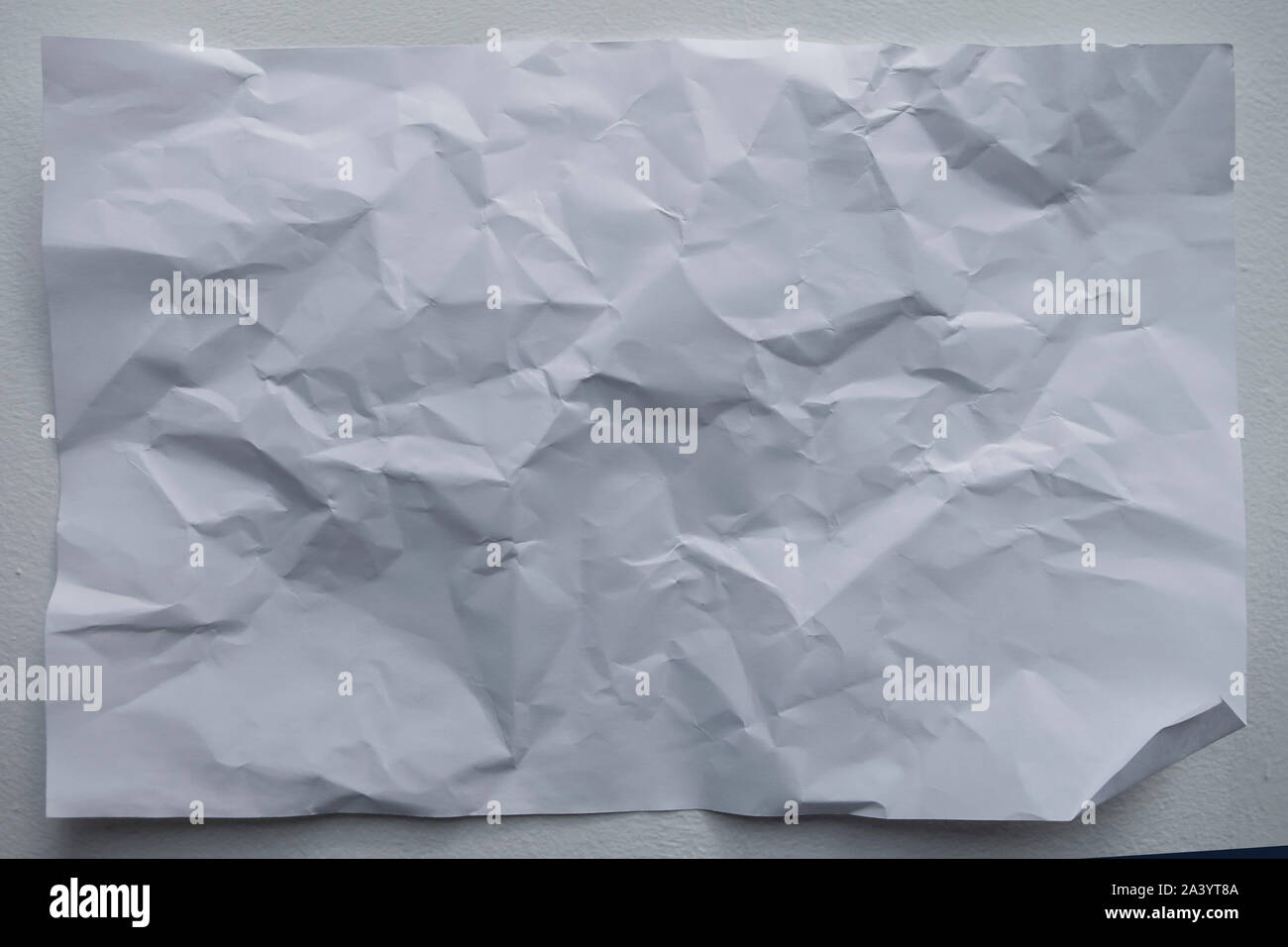 Bis wrinled weißes Blatt Papier mit Falten und Falten Hintergrund Stockfoto