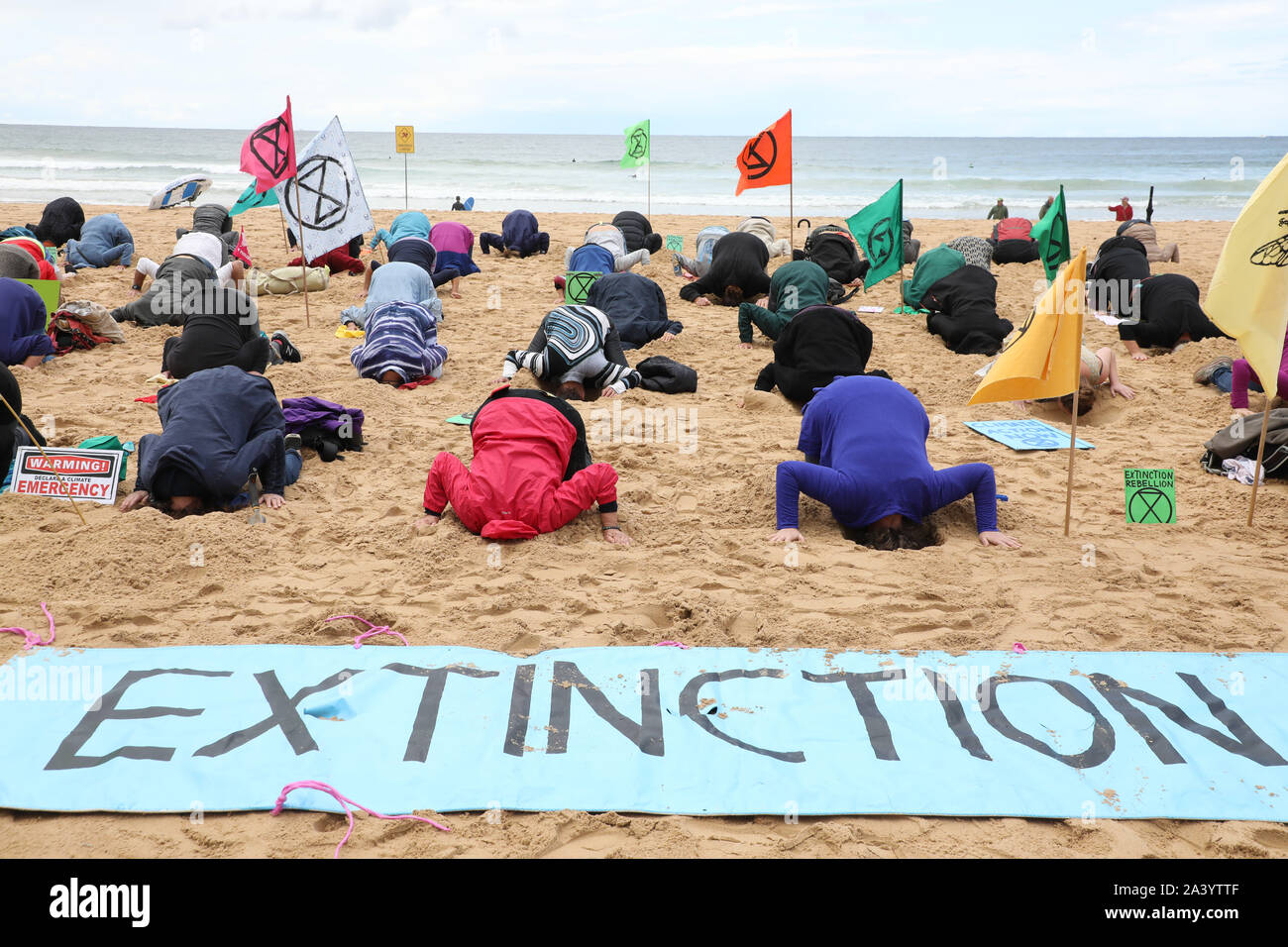 Sydney, Australien. 11. Oktober 2019. Aussterben Rebellion protestieren mit Kopf in den Sand an der Manly Beach, den Klimawandel zu markieren. Credit: Richard Milnes/Alamy leben Nachrichten Stockfoto
