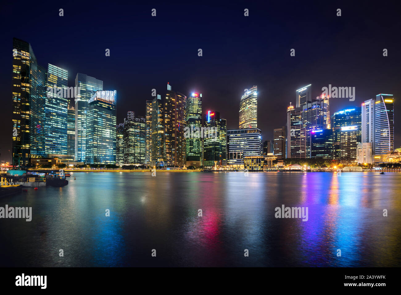 Singapur Geschäftsviertel Skyline der Innenstadt Gebäude mit touristischen Sehenswürdigkeiten in der Nacht in der Marina Bay, Singapore. Asiatische Tourismus, moderne Stadt Stockfoto