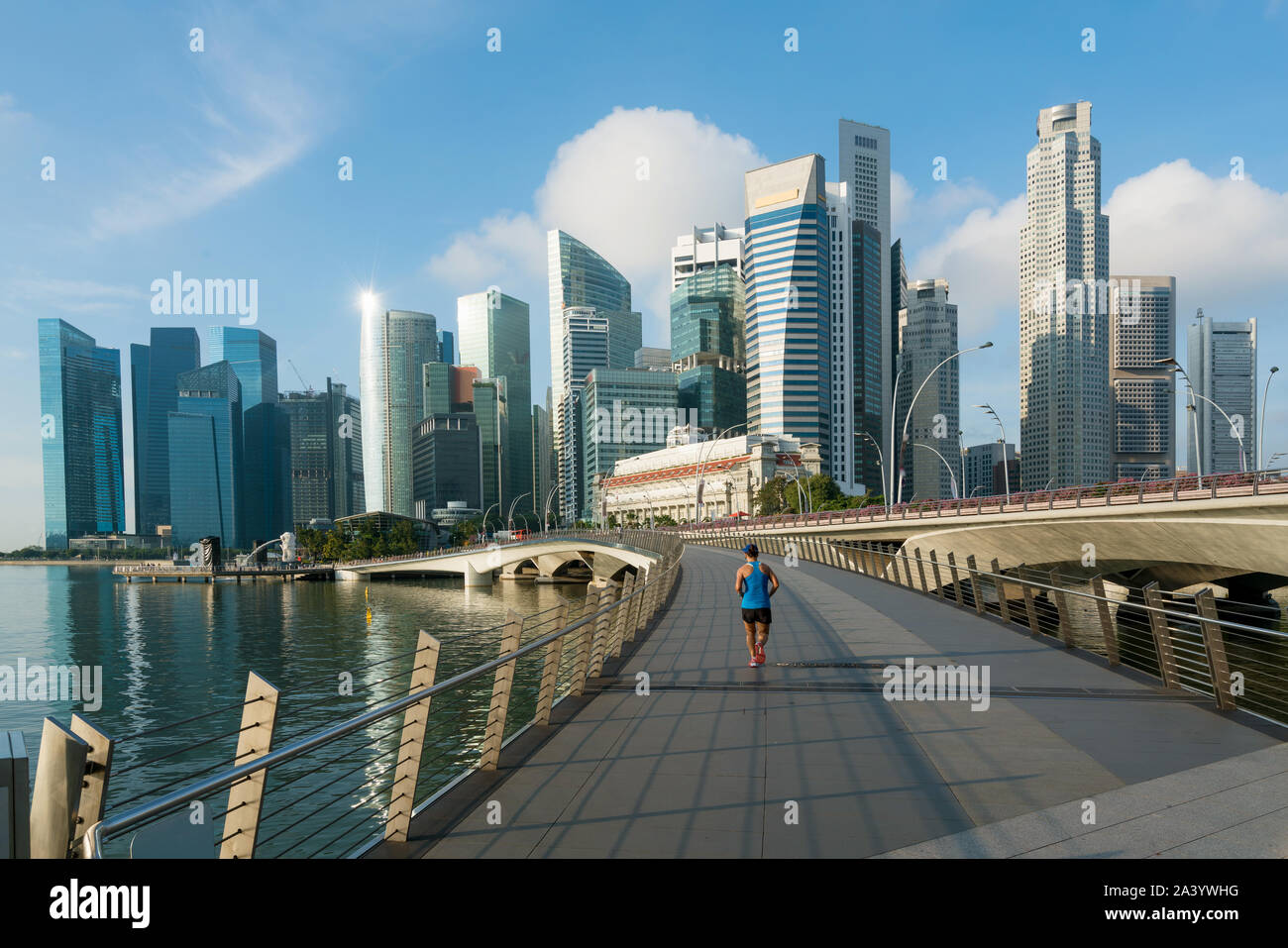 Menschen joggen am Morgen in Singapur Geschäftsviertel Skyline der Innenstadt Gebäude mit touristischen Sehenswürdigkeiten in Tag in der Marina Bay, Singapore. Stockfoto