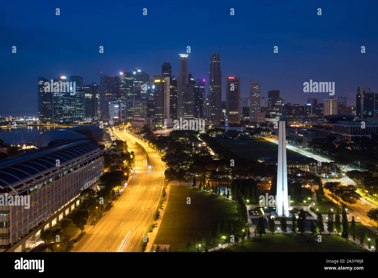 Singapur Geschäftsviertel Skyline der Innenstadt Gebäude mit touristischen Sehenswürdigkeiten in der Nacht in der Marina Bay, Singapore. Asiatische Tourismus, moderne Stadt Stockfoto