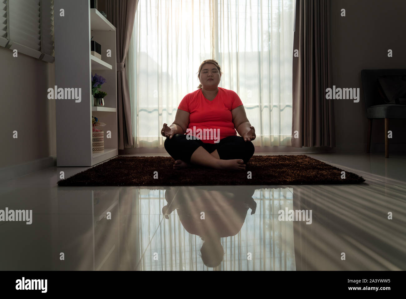 Asiatische übergewichtige Frau trainieren Yoga einfach darstellen, allein auf dem Boden im Haus, yoga meditation Übung zu Hause. Dicke Frauen kümmern sich um die Gesundheit und wollen Stockfoto