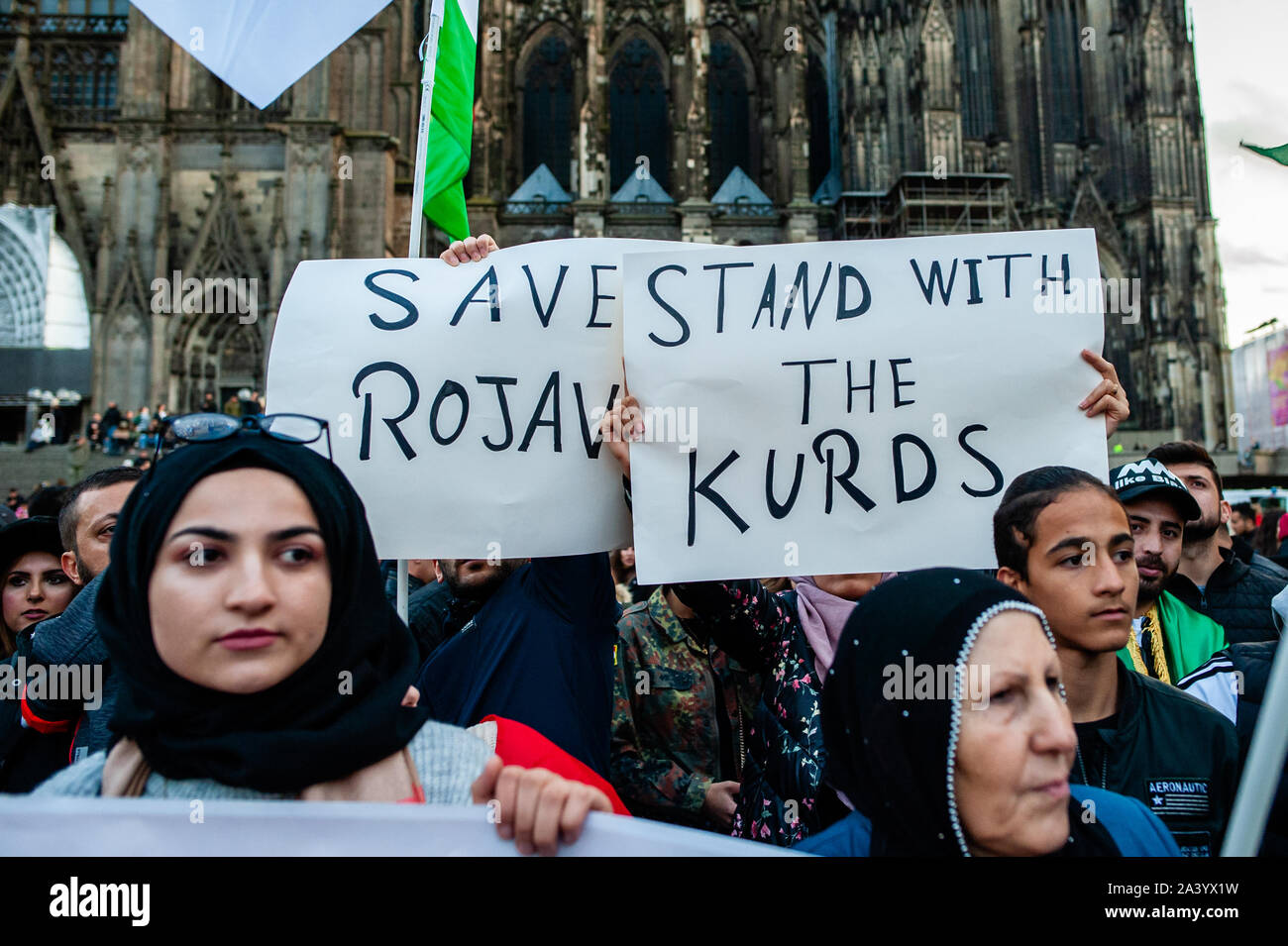 Köln, Deutschland. 10 Okt, 2019. Die Demonstranten halten Plakate hoch, während der Demonstration. Tausende von Menschen am Kölner Hauptbahnhof versammelt, um gegen die türkische Invasion der Kurdischen zu protestieren - befreite Demokratische autonome Gebiete im Norden und Osten Syrien, im Volksmund bekannt als rojava. Die Demonstration wurde von der Polizei, wenn spontan angefangen bis März umgeben. Credit: SOPA Images Limited/Alamy leben Nachrichten Stockfoto