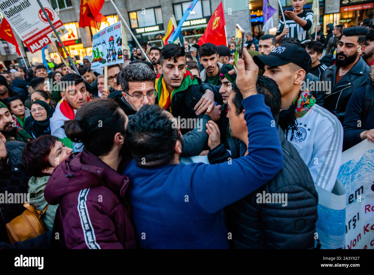 Köln, Deutschland. 10 Okt, 2019. Zwei Männer werden während der Demonstration confrotated. Tausende von Menschen am Kölner Hauptbahnhof versammelt, um gegen die türkische Invasion der Kurdischen zu protestieren - befreite Demokratische autonome Gebiete im Norden und Osten Syrien, im Volksmund bekannt als rojava. Die Demonstration wurde von der Polizei, wenn spontan angefangen bis März umgeben. Credit: SOPA Images Limited/Alamy leben Nachrichten Stockfoto