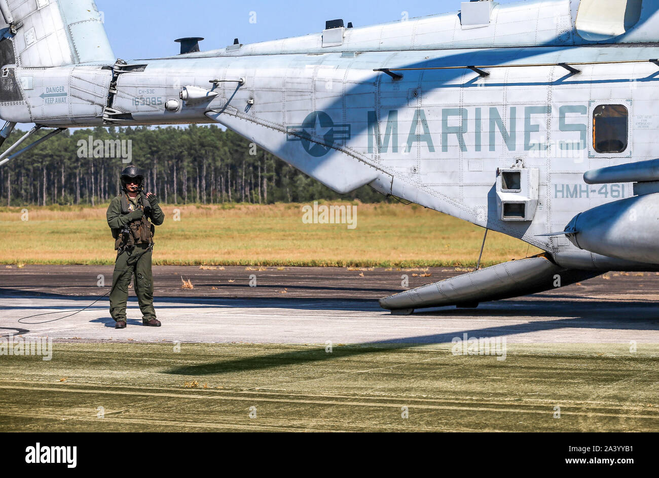 Ein US-Marine mit 2 Reconnaissance Battalion, 2nd Marine Division springt von einer CH-53 Super Hengst während einer Operation auf Marine Corps abgelegenen Feld Camp Davis, Nord-Carolina, Oktober 3, 2019. Den freien Fall Airborne sustainment Ausbildung unterhält Mission bereit und verbessert die Aufklärung. (U.S. Marine Corps Foto von Lance Cpl. Brian Bolin) Stockfoto