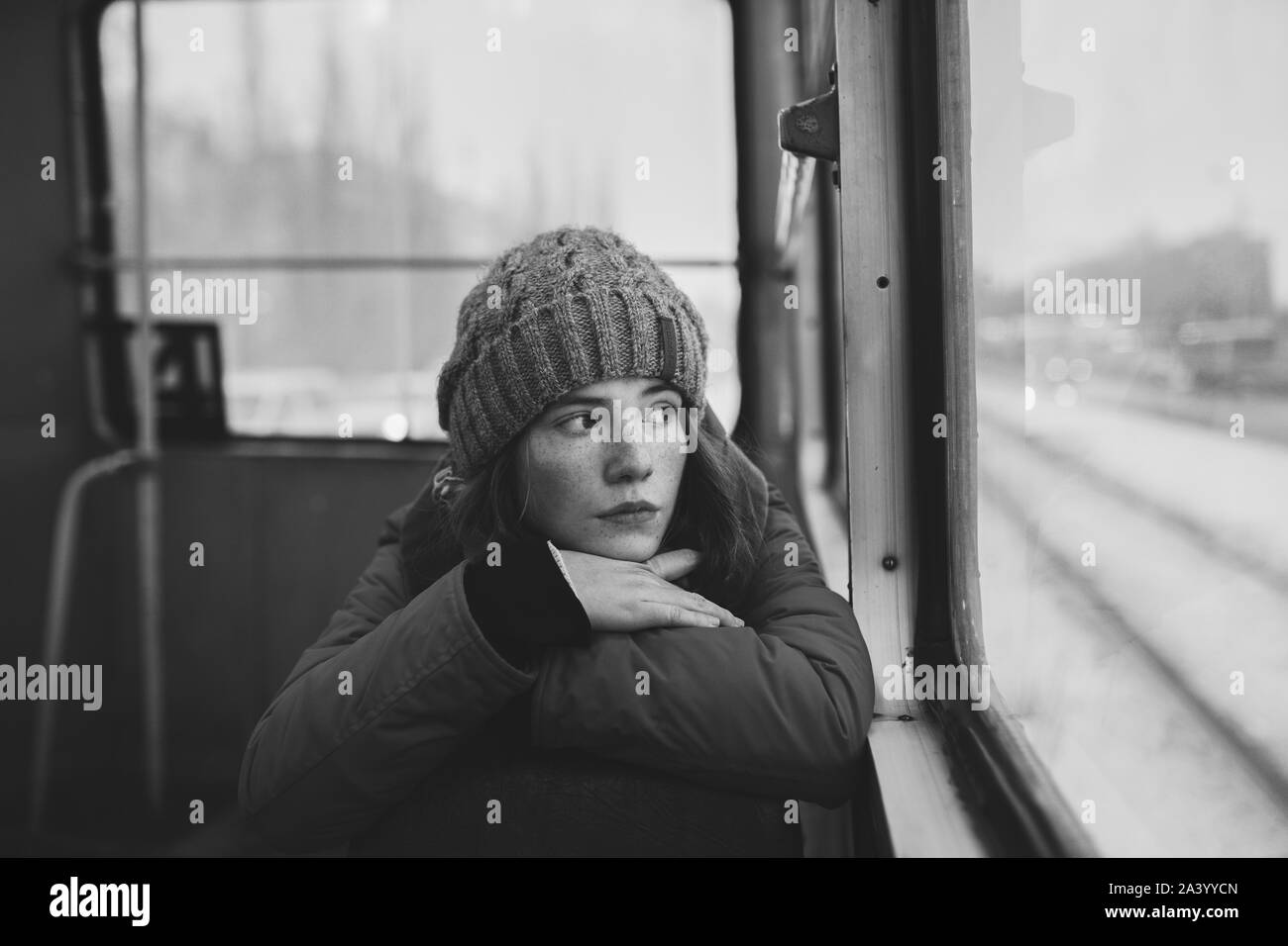 Teenage Mädchen mit Wollmütze auf dem Zug Stockfoto