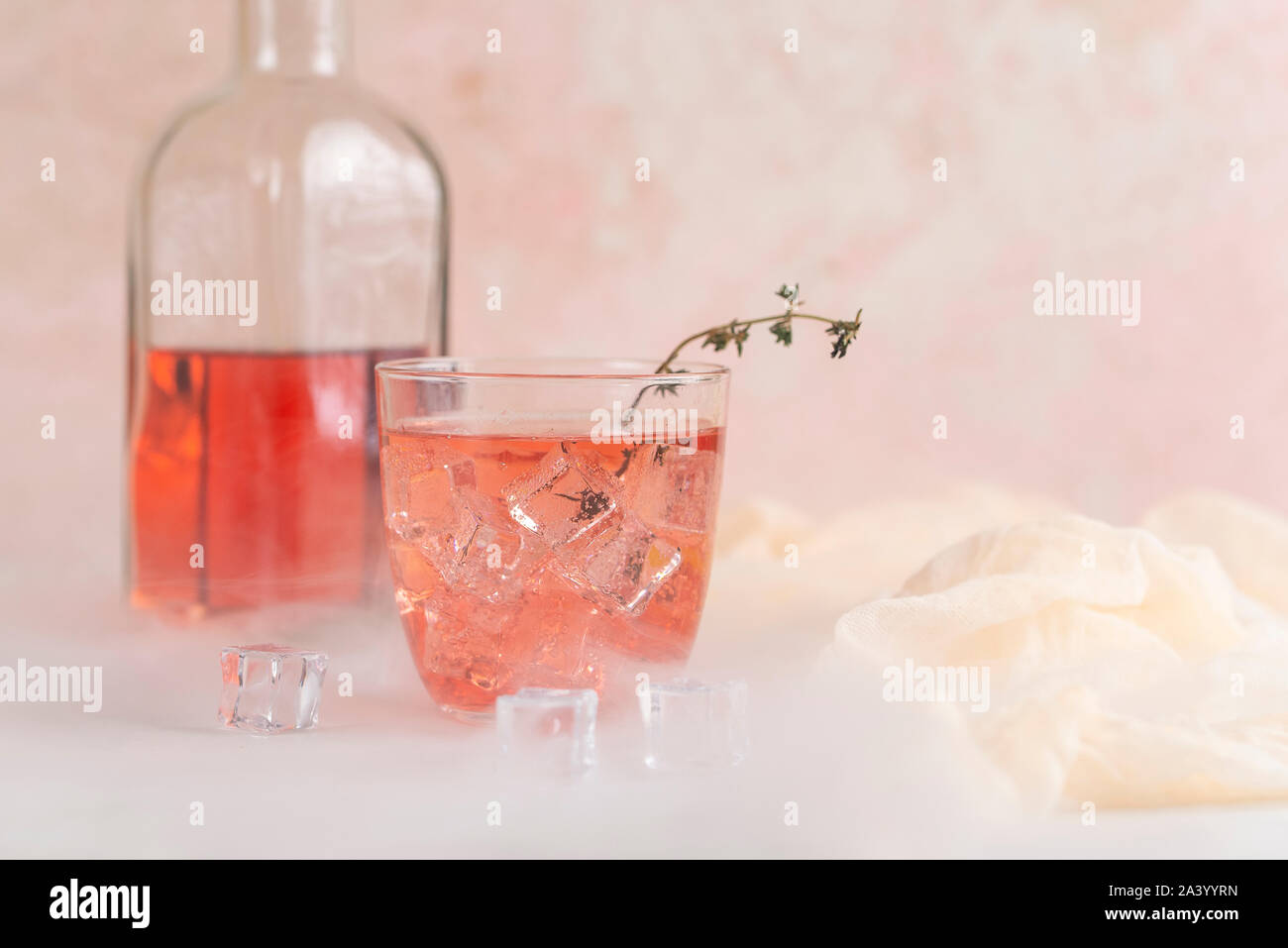 Rosa Cocktail mit Eiswürfel Stockfoto