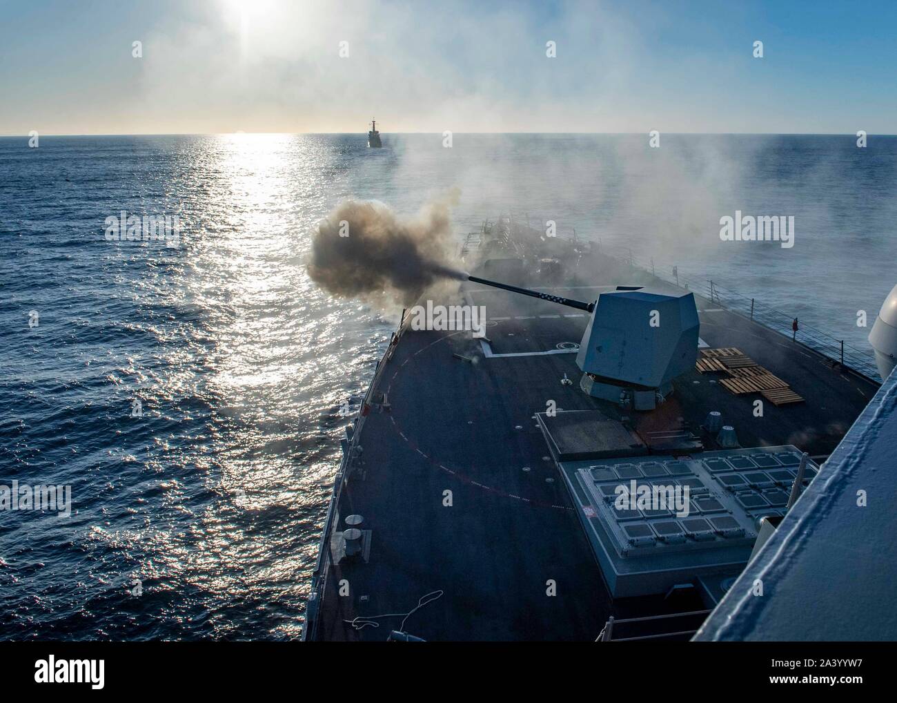 191009-N-UB 406-0158 GOLF VON CADIZ (Okt. 2010) 9, 2019) Die geführte Anti-raketen-Zerstörer USS Gridley (DDG101) feuert seine Spuren 45 5-Zoll Pistole während einer Live-fire Übung als Teil der NATO Maritime Command-led-übung Dynamische Mariner 2019. Die NATO Maritime Command-led-dynamische Mariner/Flotex 19 (DYMR/FL 19) ist eine Übung, die Tests der NATO Response Force maritime Komponente und erhöht die Flexibilität und Interoperabilität zwischen den alliierten Nationen. DYMR/FL 19 handelt es sich um Schiffe, U-Boote, Flugzeuge und Personal von 15 alliierten Nationen aus Konvergierenden der Küste von Spanien. (U.S. Marine Foto von Masse Kommunikatio Stockfoto