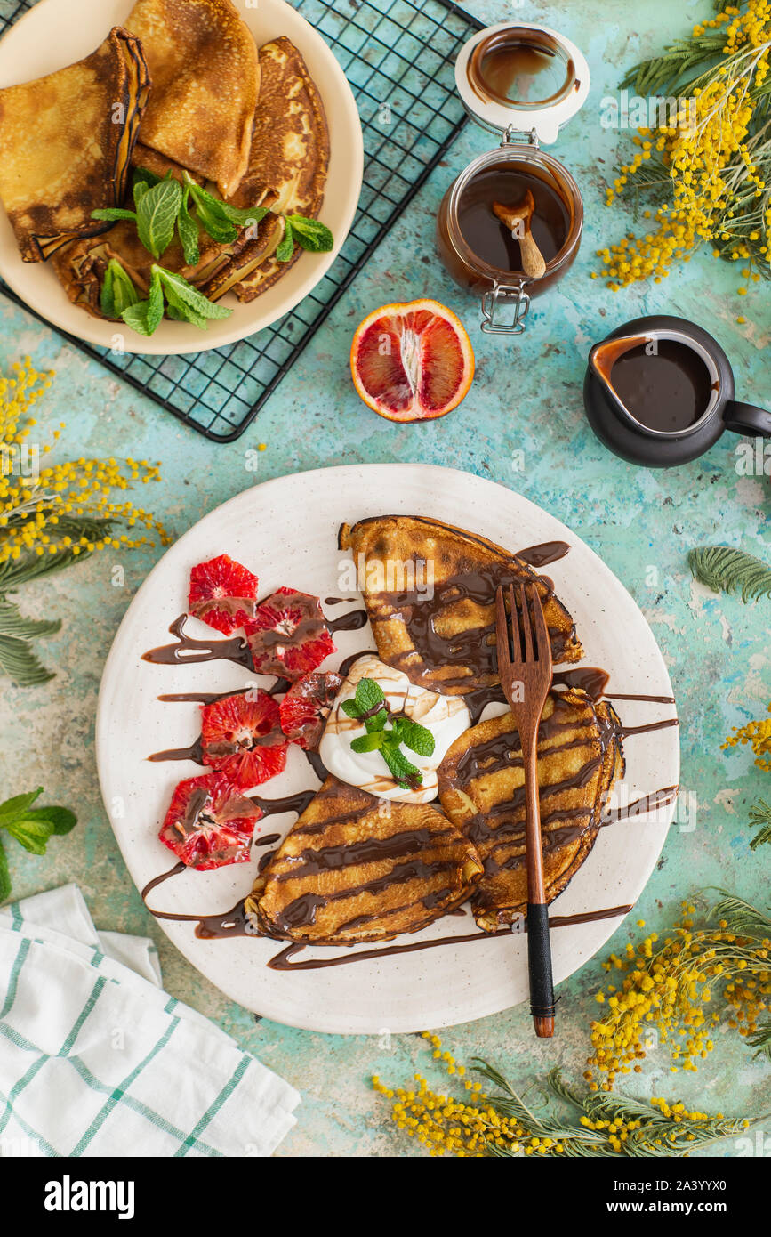 Crêpes mit Schokoladensauce und Blutorangen Stockfoto