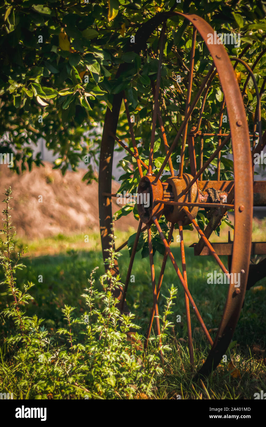 Alte landwirtschaftliche Werkzeug. Abgebrochen wurden landwirtschaftliche Geräte. Rusty Metal Gear für die Ernte und Aussaat. Stockfoto