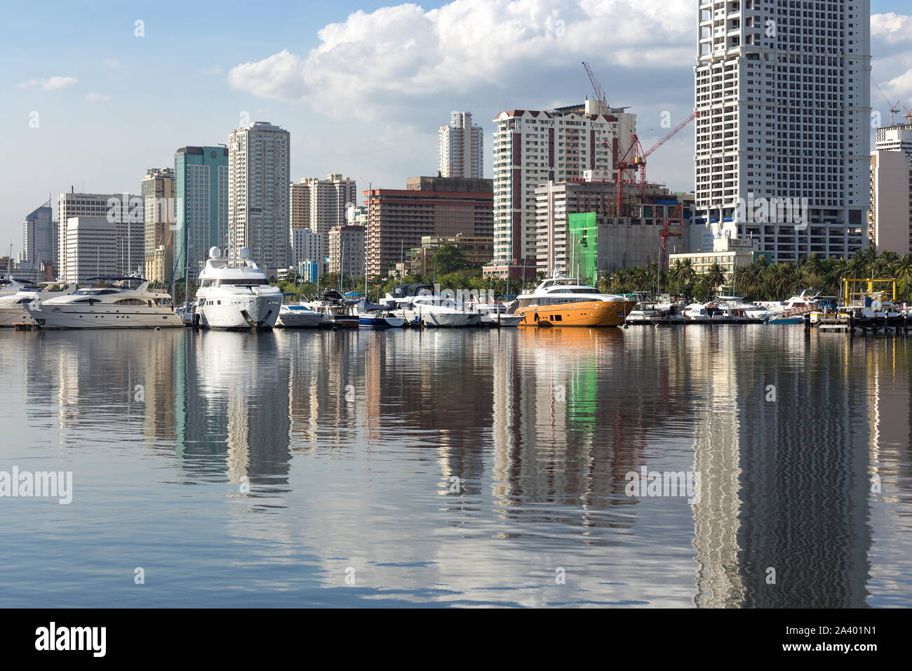 Manila, Philippinen - 16. Mai 2017: Seascape der Boote in der Bucht von Manila, Reflexion von Meer und große Stadt Stockfoto