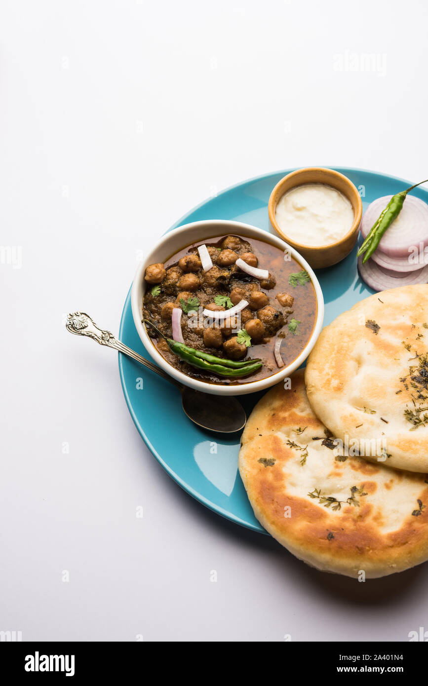 Pindi Chole Kulche oder am Straßenrand choley Kulcha beliebt in Indien und Pakistan ist ein beliebter streetfood. Es ist eine würzige Kichererbsen oder Chana curry serviert mit I Stockfoto