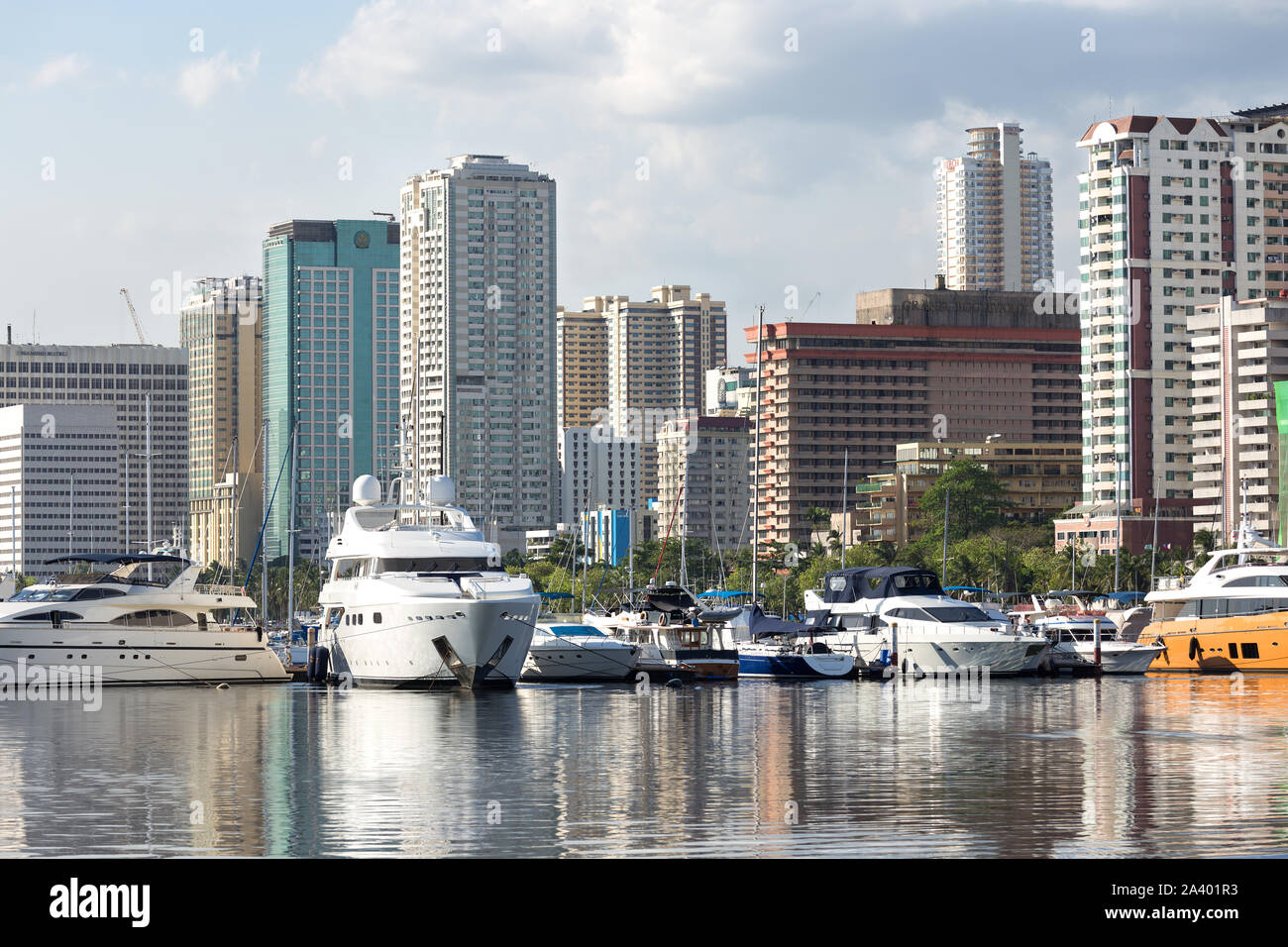 Manila, Philippinen - 16. Mai 2017: Seascape der Boote in der Bucht von Manila, Reflexion von Meer und große Stadt Stockfoto