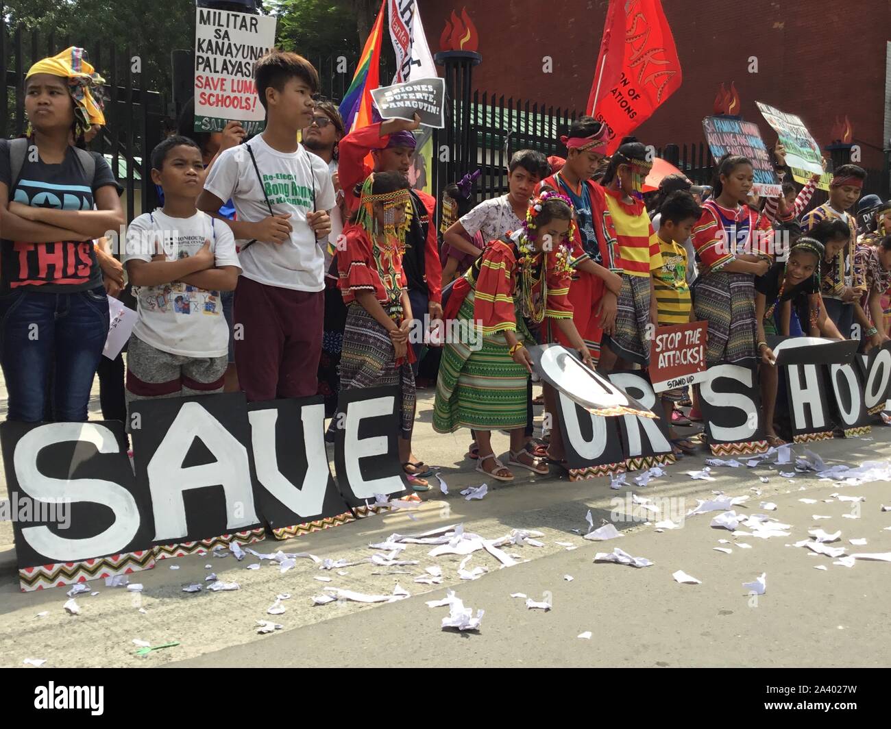 Quezon City, Philippinen. 10 Okt, 2019. Speichern unsere Schulen (SOS) Mitglieder und indigene Bevölkerung Nachfragen etablierten Abteilung der Sekretär Leonor Briones ihre Position zu verlassen, nachdem Sie die endgültige Schließung von 54 Salugpongan Schulen in Davao Region bestellt. Sie forderten auch die Streitkräfte der Philippinen zu töten lumads. (Foto von Joseph Dacalanio/Pacific Press) Quelle: Pacific Press Agency/Alamy leben Nachrichten Stockfoto