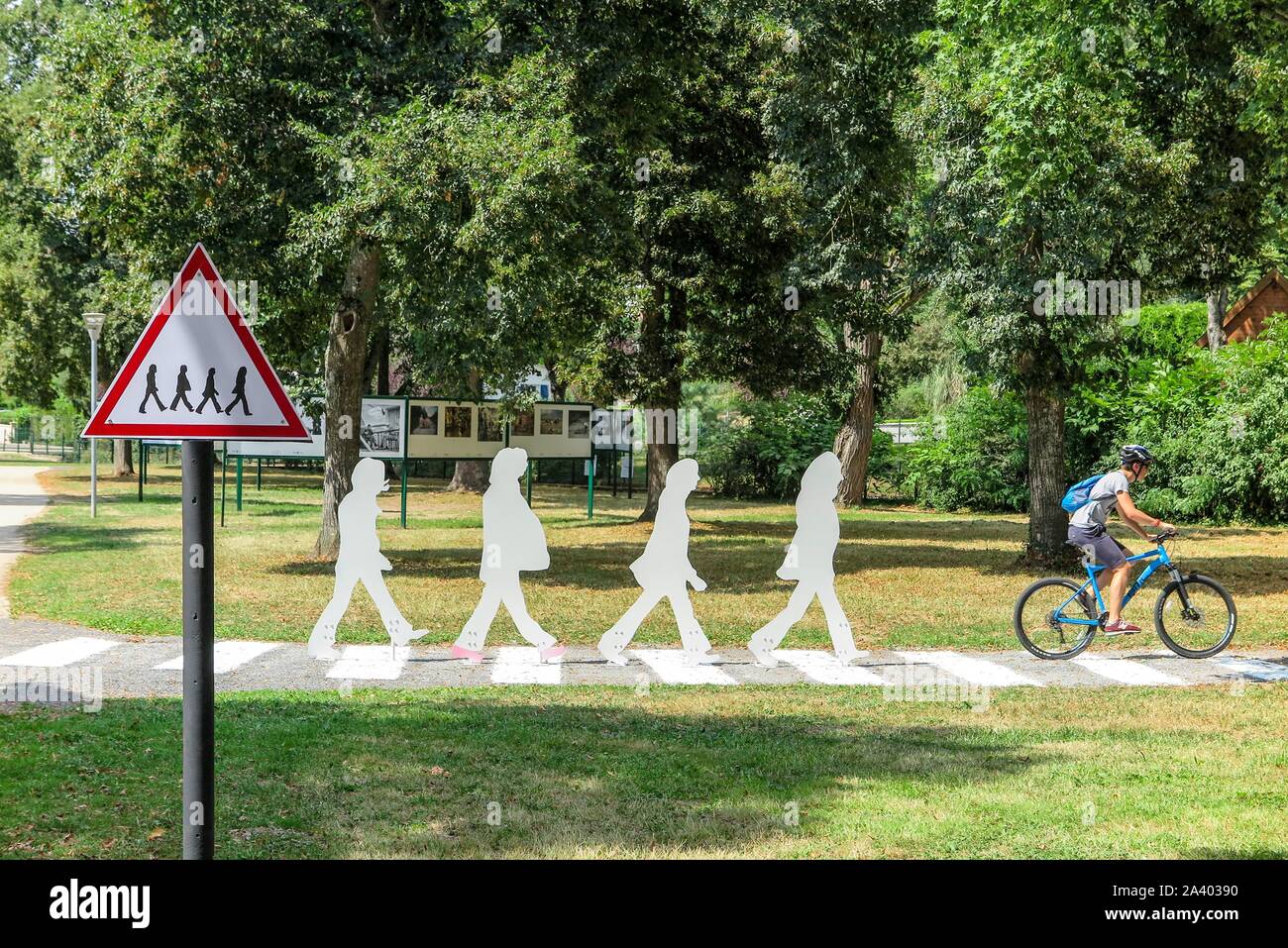 STREET SCHILD AN EINER FUSSGÄNGERAMPEL IM STIL DER BEATLES AUF ABBEY ROAD, FOTOGRAFIE FESTIVAL im Sommer von Porträts, BOURBON-LANCY, (71), Saône-et-Loire, Burgund - FRANCHE-COMTE, Frankreich Stockfoto