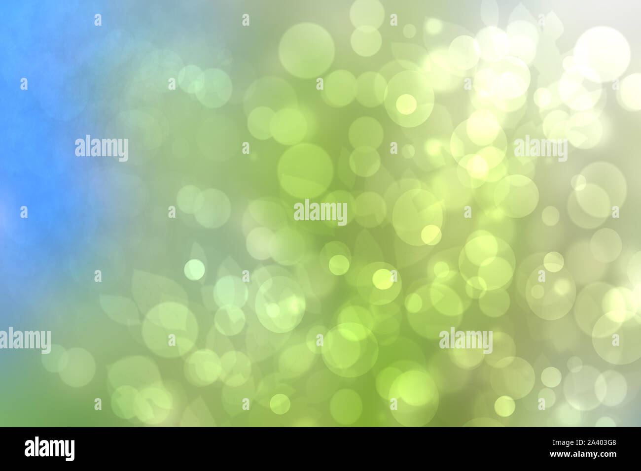 Abstrakte sonnig hell grün blau bokeh Herbst Hintergrund Textur mit Blättern. Platz für Ihre Konstruktion. Schön grün Illustration. Stockfoto