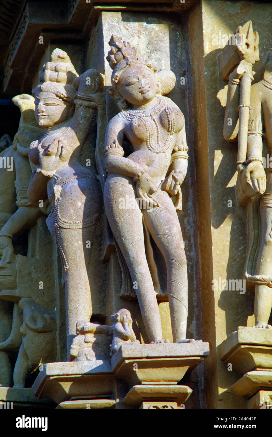 Das Schnitzen des hinduistischen Gottes und Göttinnen auf der Wand Kandariya Mahadev Tempel Khajuraho Stockfoto