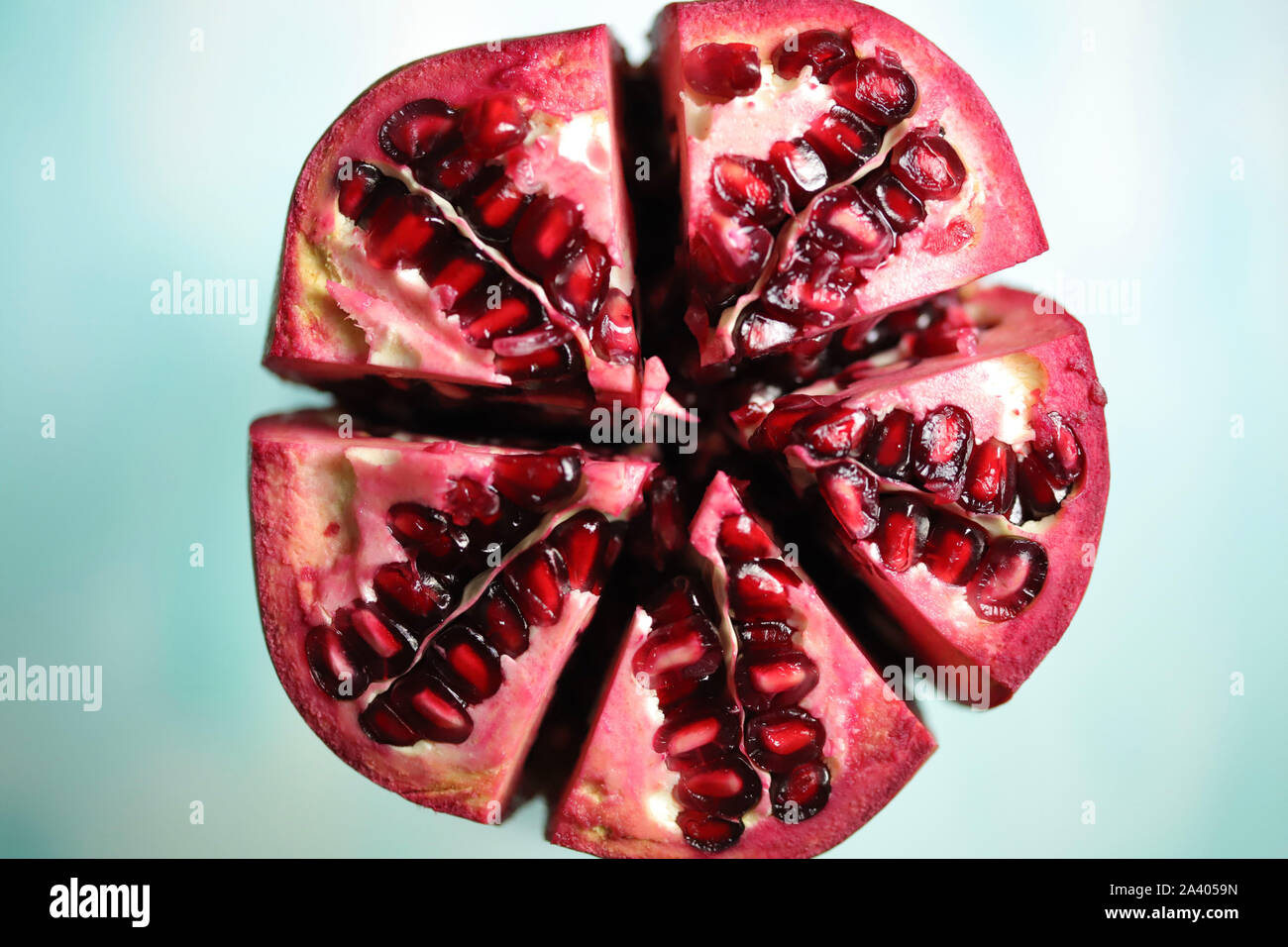 Reife Granatäpfel auf blauem Hintergrund isoliert. Stockfoto