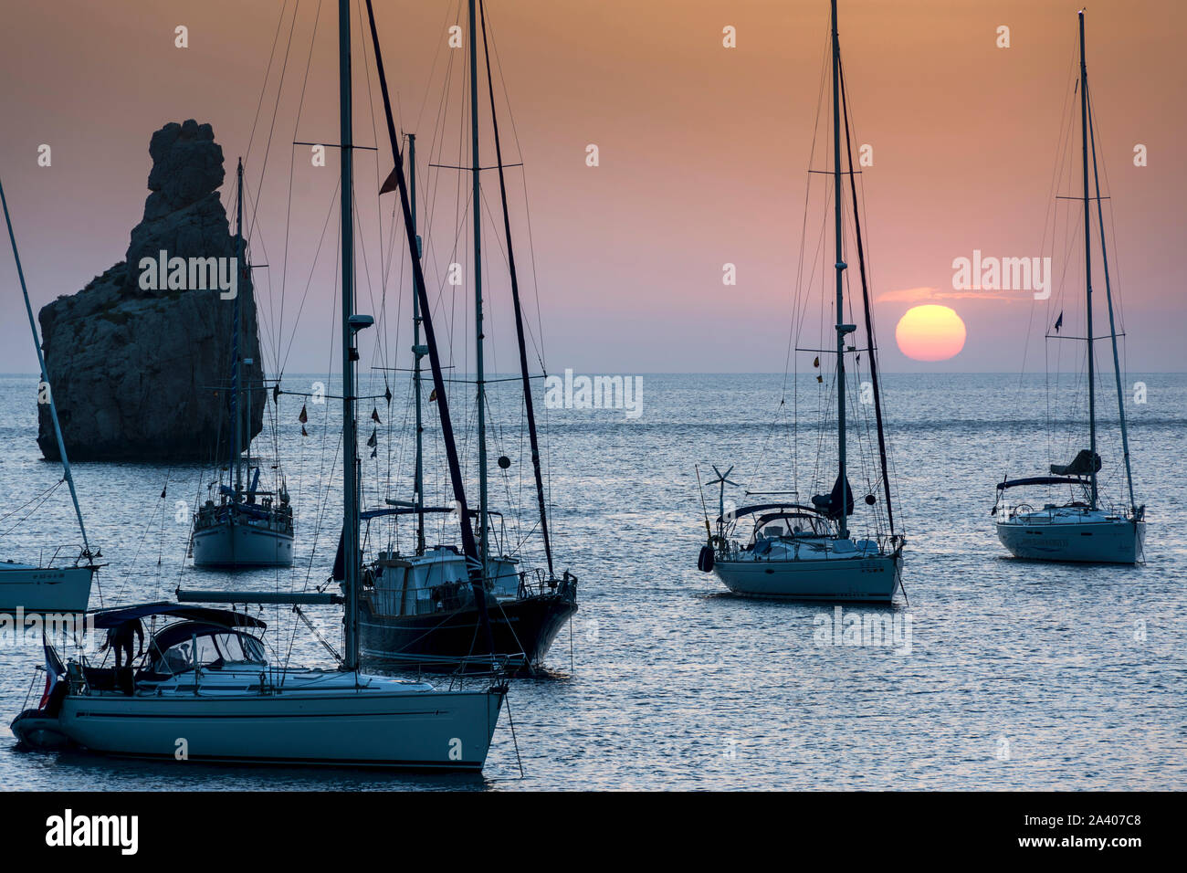 Ibiza - Cala Benirrás Sonnenuntergang mit Atmosphäre am Abend Stockfoto