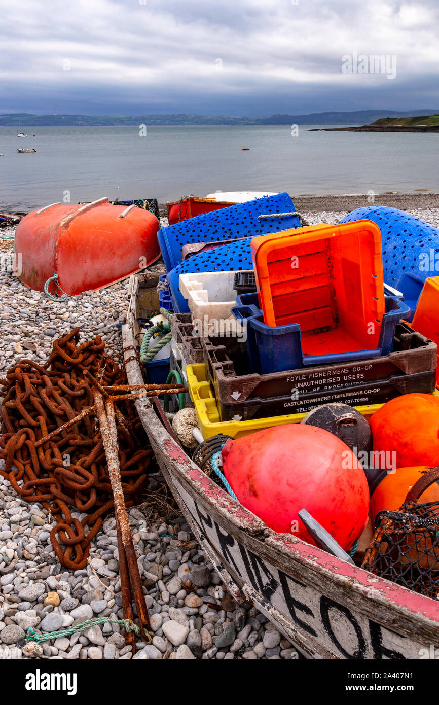 Altes Boot am Strand von Moelfre, Anglesey, Nordwales Stockfoto