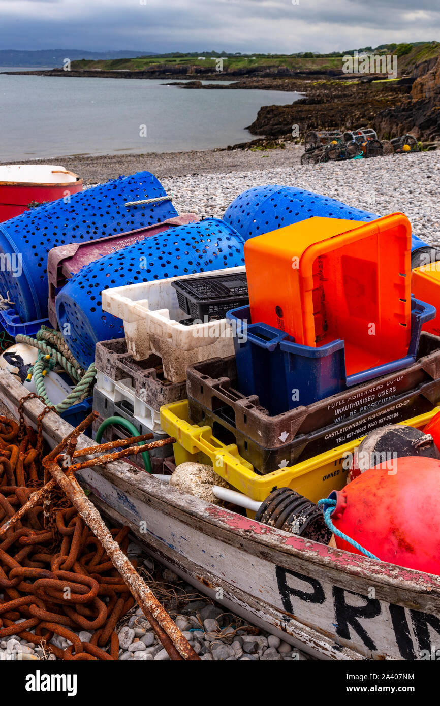 Altes Boot am Strand von Moelfre, Anglesey, Nordwales Stockfoto