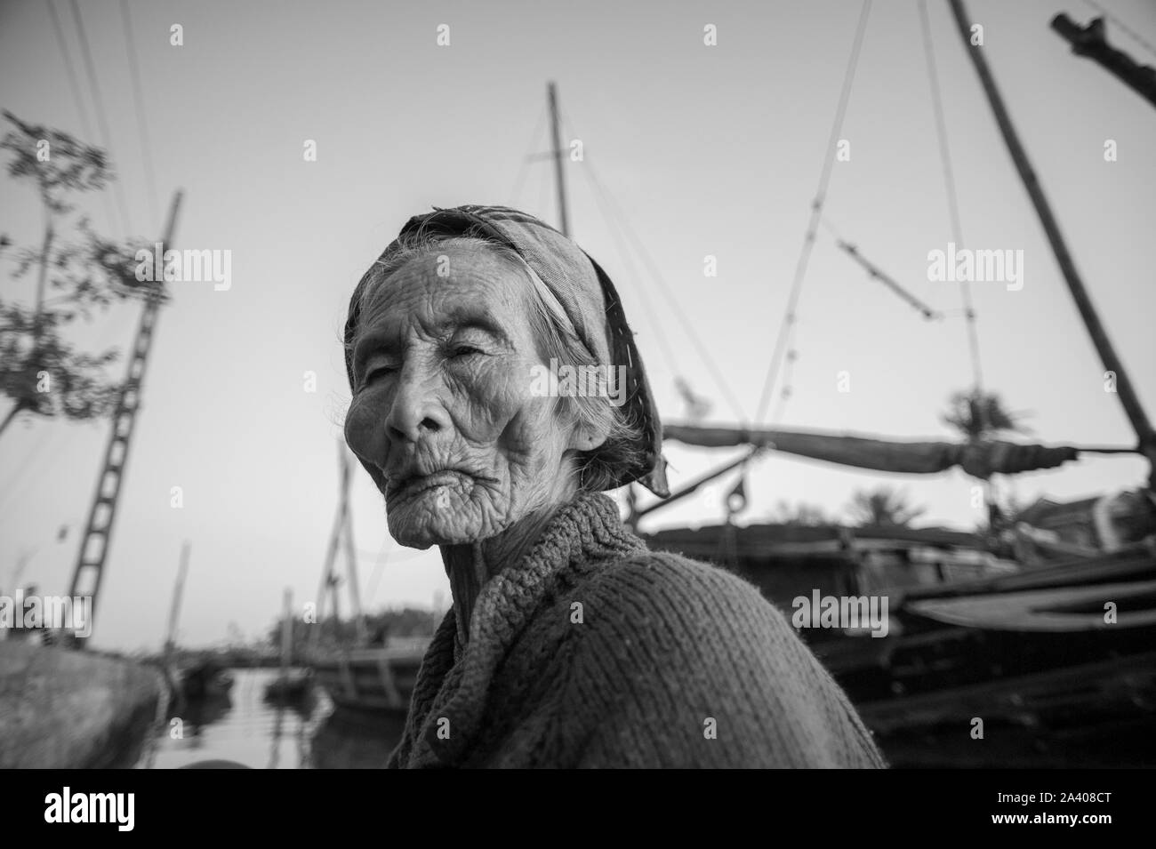 Hoi An, Provinz Quang Nam, Vietnam - Februar 24, 2011: Senior Vietnamesin mit markanten Gesichtsausdruck und faltigen Gesicht Stockfoto