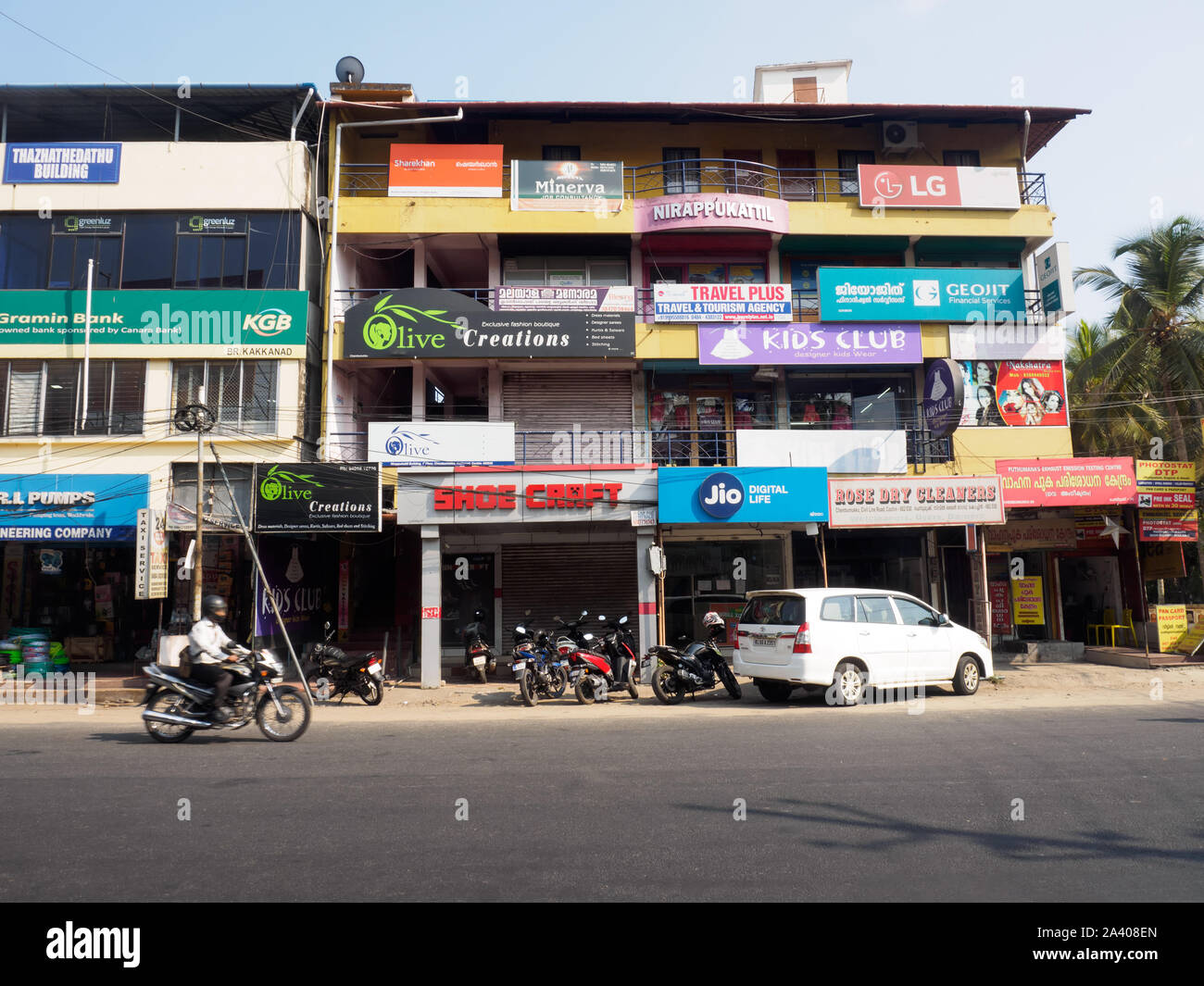 Indien, Kochin - April 05, 2019: Straßen- und Bürogebäuden Stockfoto