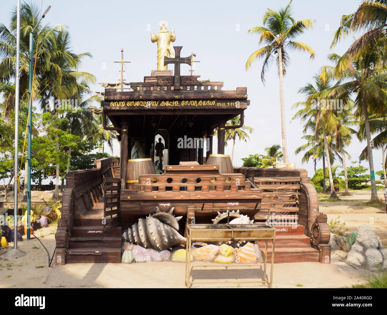 Indien, Kochin - April 06, 2019: Christliche Kirche in der Form eines Schiffes im Speicher der gefallenen Fischer Stockfoto