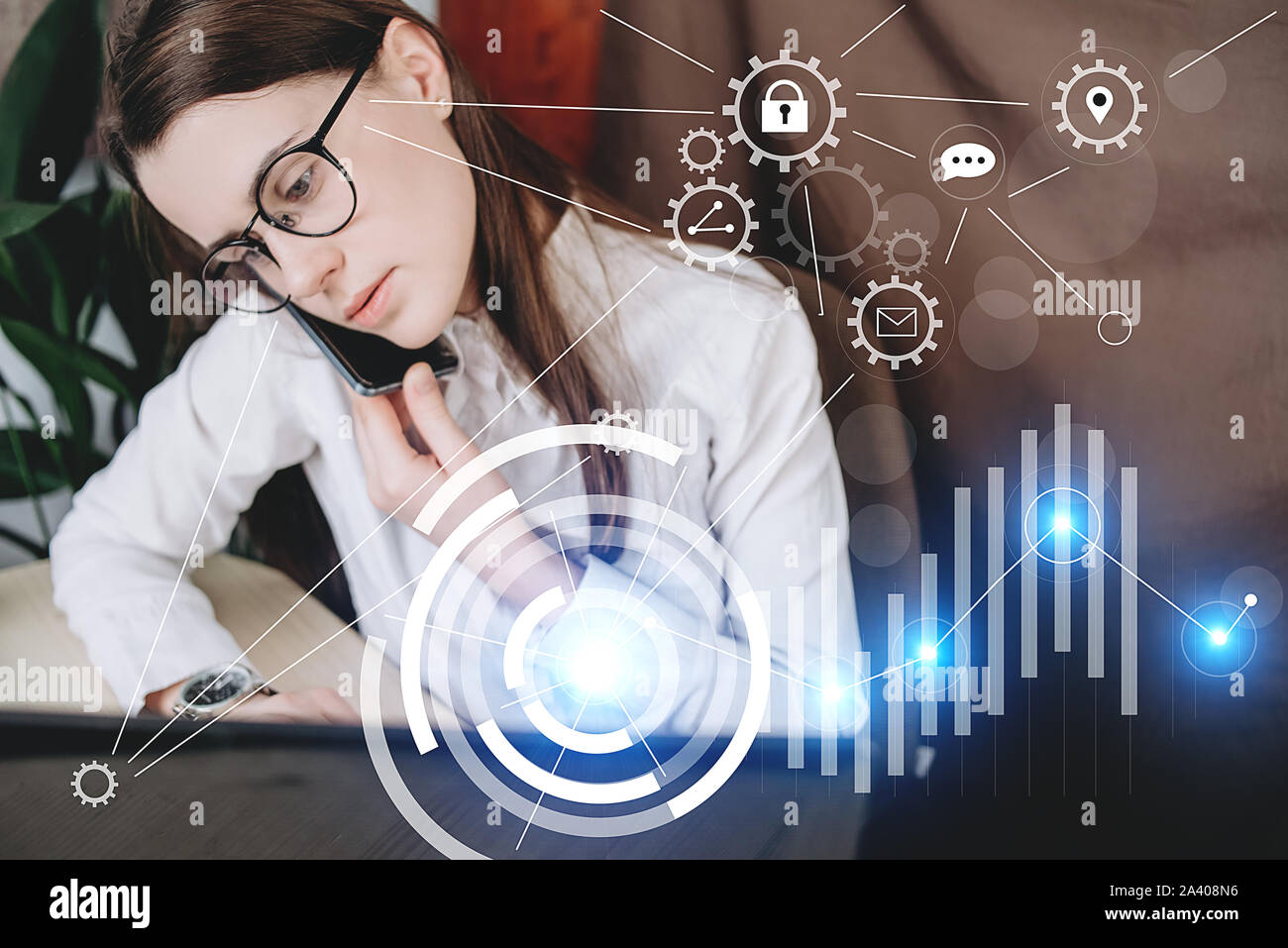 In Gläser Arbeiten am Laptop Geschäftsfrau. Schutz Netzwerk Sicherheit Computer und sicher ihre Daten Konzept. Digitale Kriminalität durch einen anonymen Hacker Stockfoto