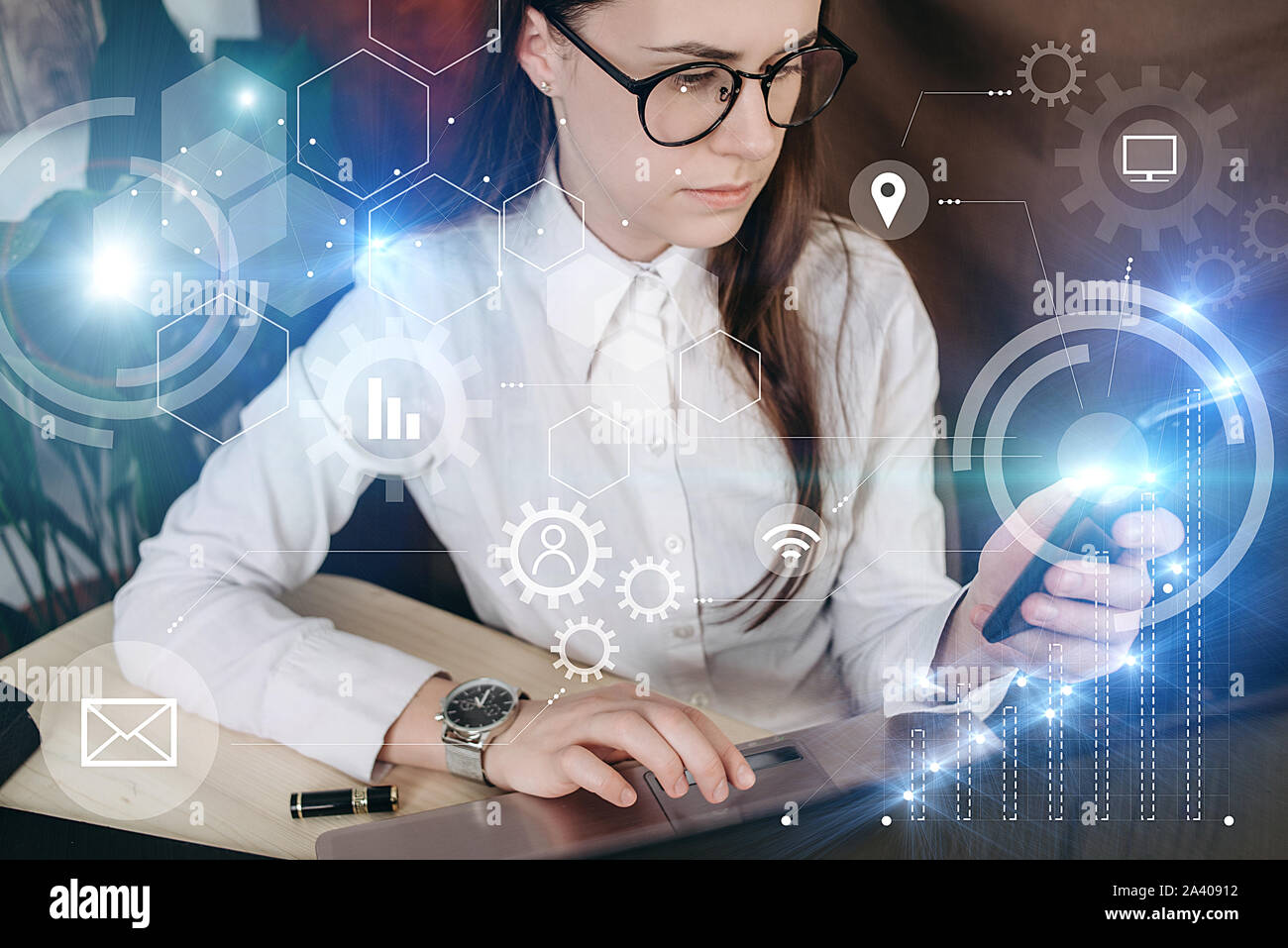 Frau in Gläser mit Mobile Smartphone mit Symbol Grafik Cyber Security Netzwerk von angeschlossenen Geräten und persönlichen Daten. Schutz Netz Stockfoto