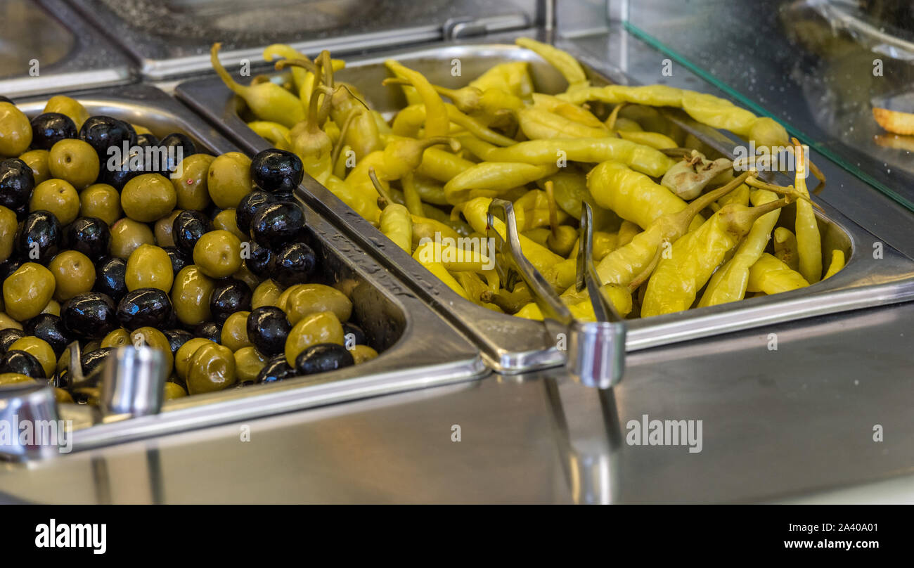 Zutaten auf einen falafel Bar mit Metall Gemüse Zangen grüne Paprika schwarze Oliven grüne Oliven Stockfoto