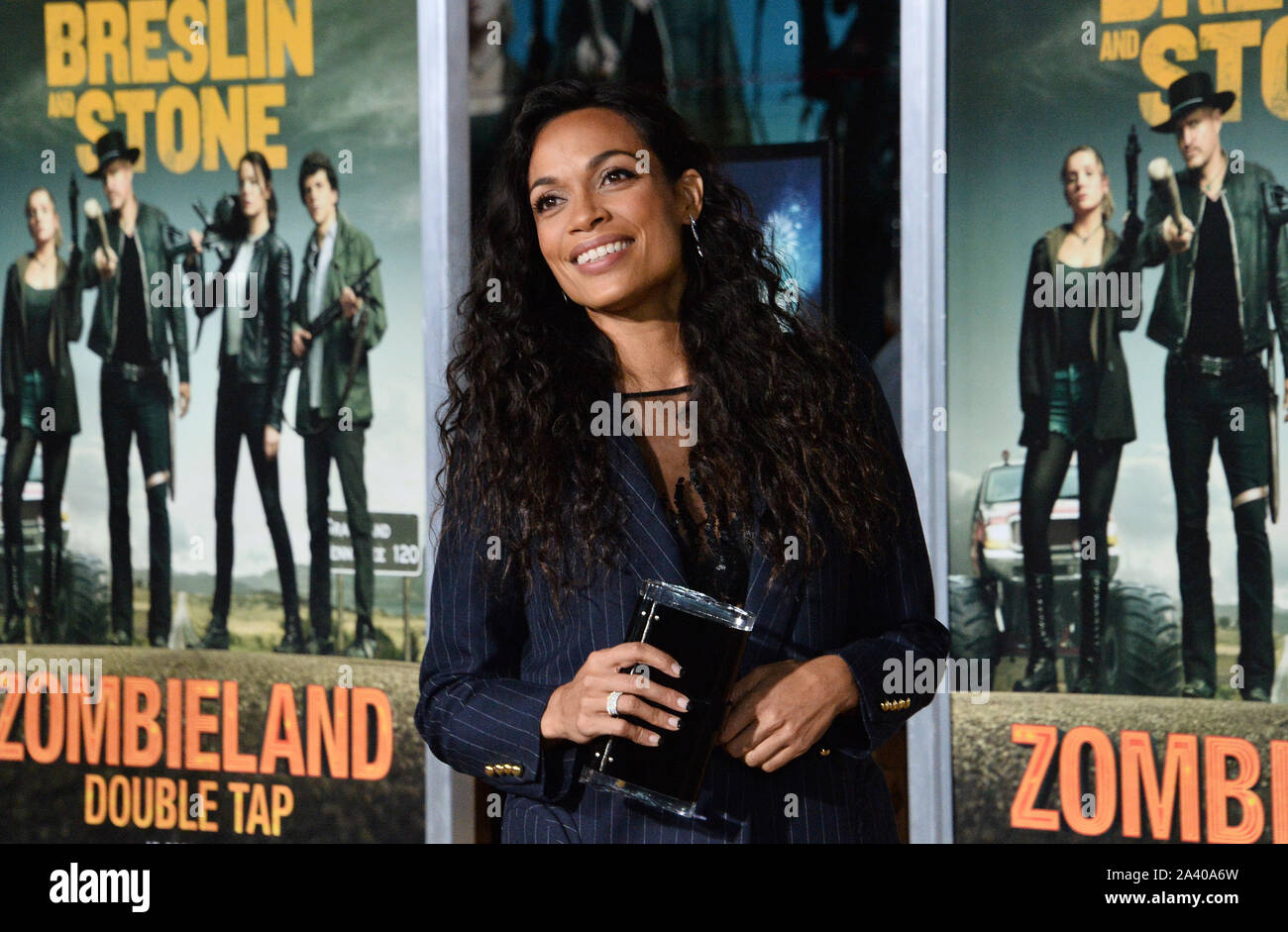 Los Angeles, USA. 10 Okt, 2019. Warf Mitglied Rosario Dawson besucht die Premiere des Motion picture Horrorkomödie "Zombieland: Double Tap' im Regency Dorf Theater im Westwood Abschnitt von Los Angeles am Donnerstag, den 10. Oktober 2019. Storyline: Columbus, Tallahassee, Wichita, und Little Rock in die American Heartland, wie sie gegen Zombies entwickelt, anderen Überlebenden, und die wachsenden Schmerz der snarky behelfsmäßigen Familie. Foto von Jim Ruymen/UPI Quelle: UPI/Alamy leben Nachrichten Stockfoto