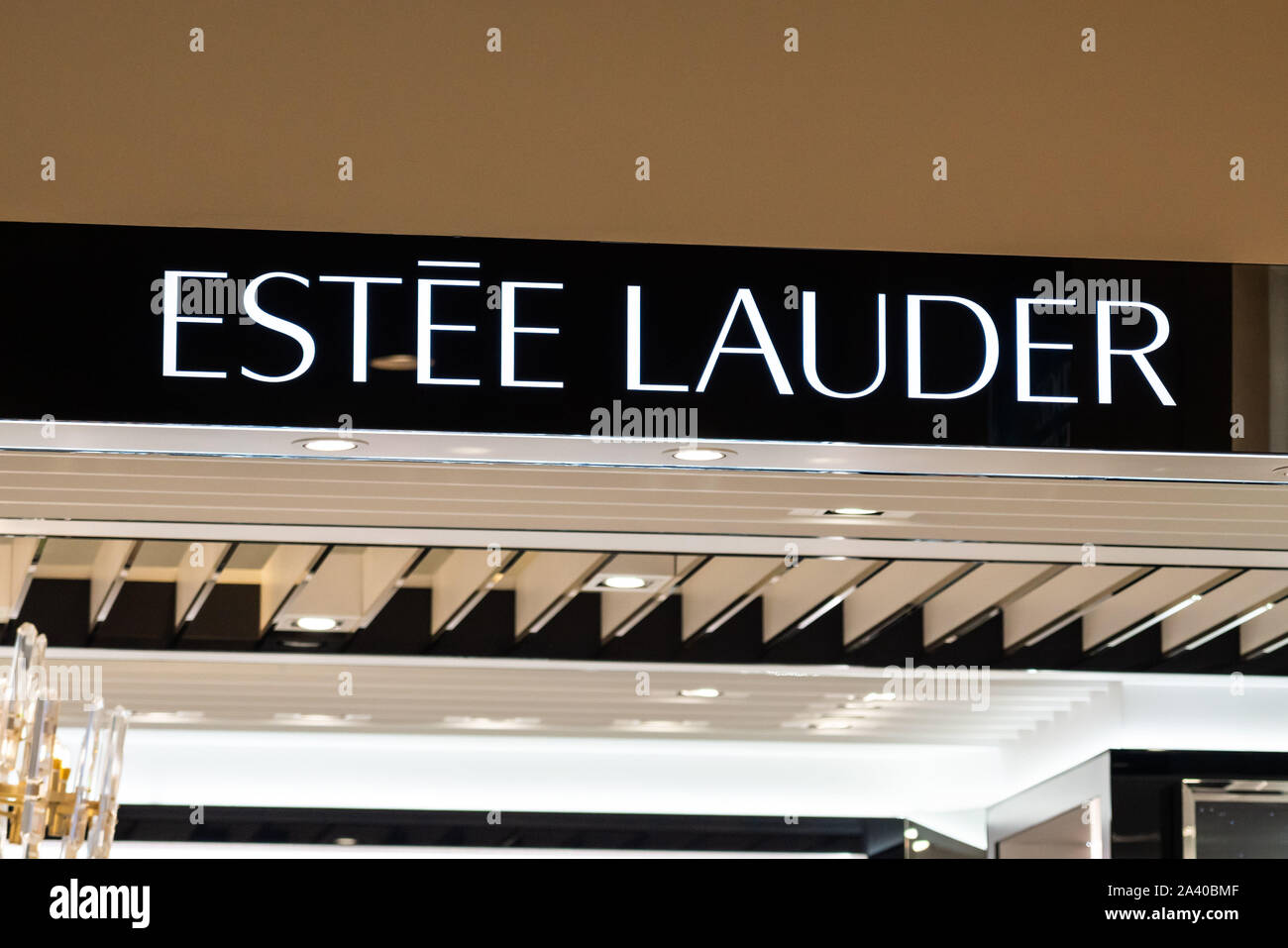 Shenzhen, Guangdong, China. 5. Okt, 2019. Amerikanische multinationale Pflege und Make-up-Produkte corporation Estee Lauder Logo in Shenzhen gesehen. Credit: Alex Tai/SOPA Images/ZUMA Draht/Alamy leben Nachrichten Stockfoto