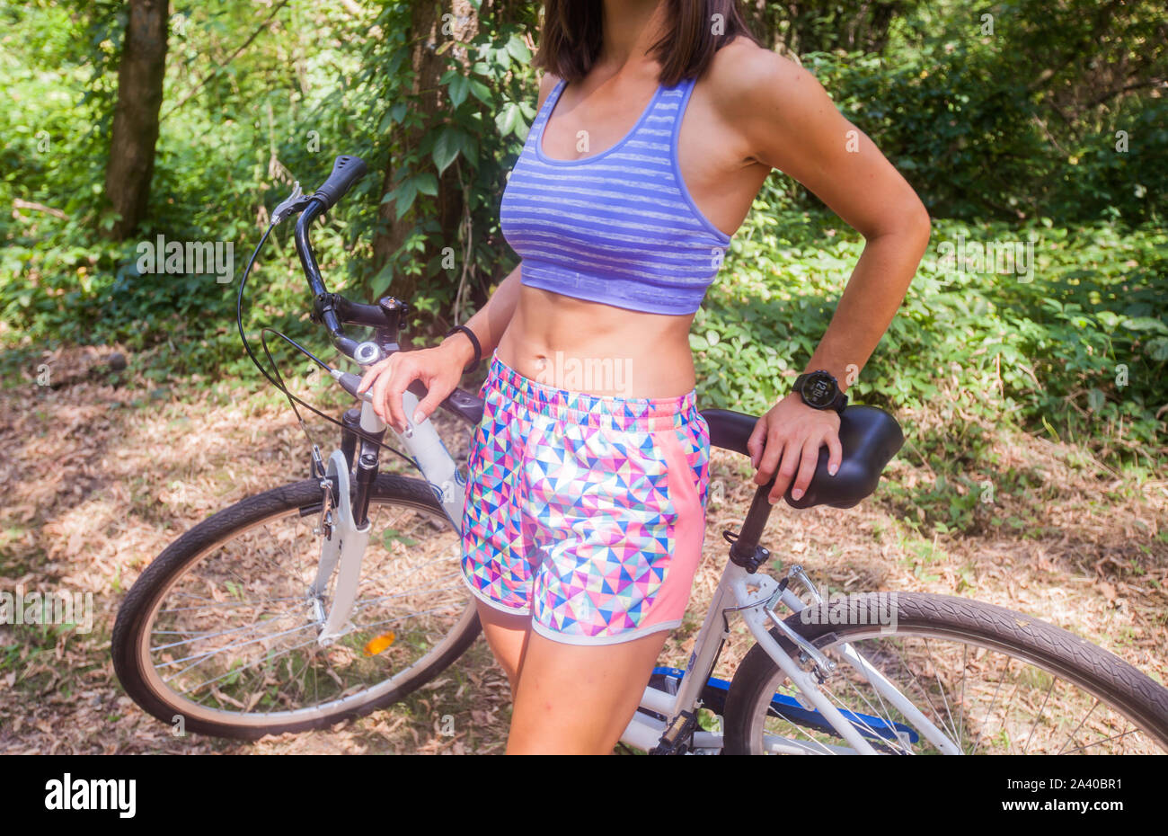 Hübsche sportliche Frau mit dem Fahrrad, genießen Sie einen Sommertag in der Natur. Stockfoto